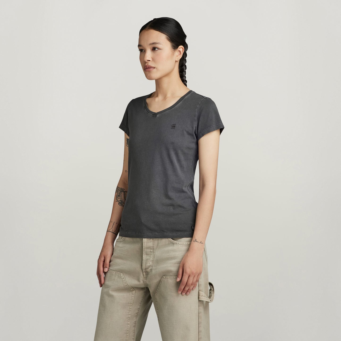 Top Overdyed Eyben Slim V-Neck 2.0 in gray, featuring organic cotton v-neck t-shirt and comfortable short sleeves.