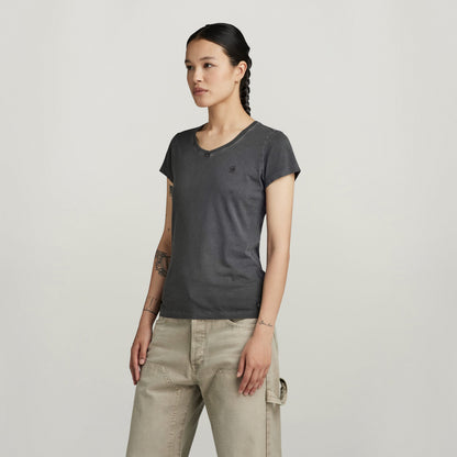 Top Overdyed Eyben Slim V-Neck 2.0 in gray, featuring organic cotton v-neck t-shirt and comfortable short sleeves.