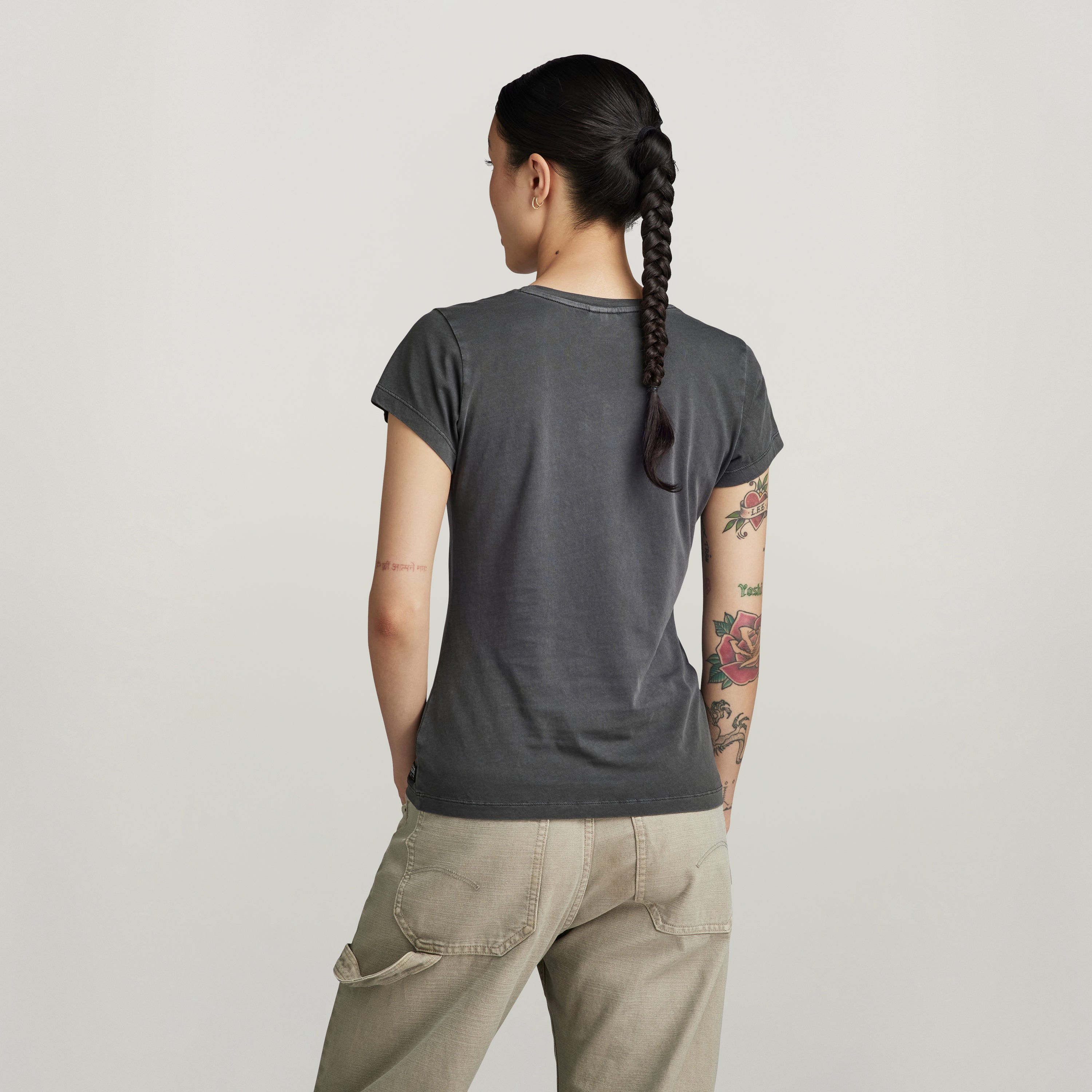 Vista trasera de camiseta de algodón orgánico de cuello en V, estilo Eyben, color gris, manga corta y diseño cómodo.