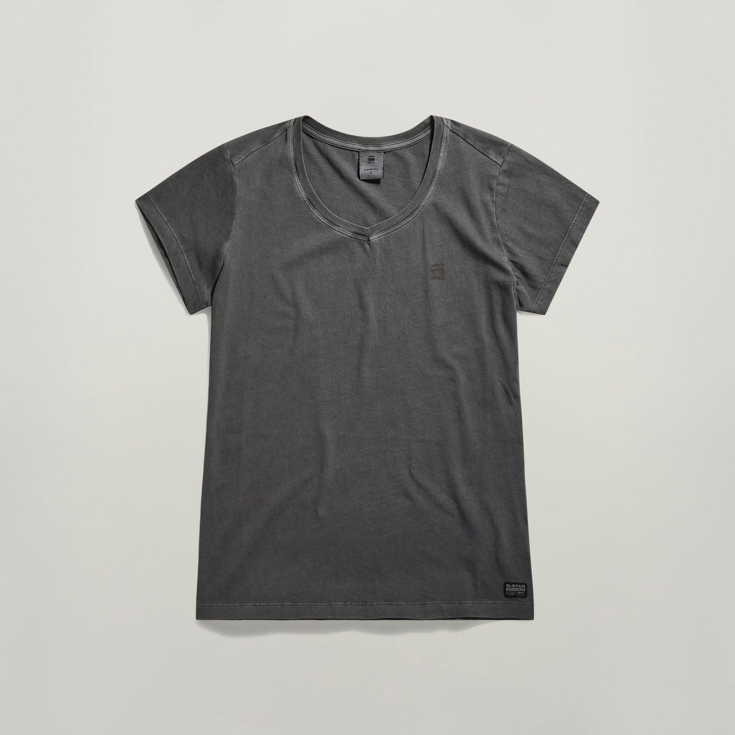 Top Overdyed Eyben Slim V-Neck 2.0 organic cotton v-neck t-shirt in dark gray with short sleeves.