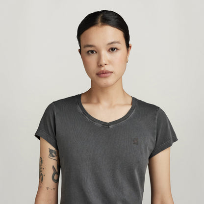 Top Overdyed Eyben Slim V-Neck 2.0 organic cotton v-neck t-shirt model wearing a stylish black tee