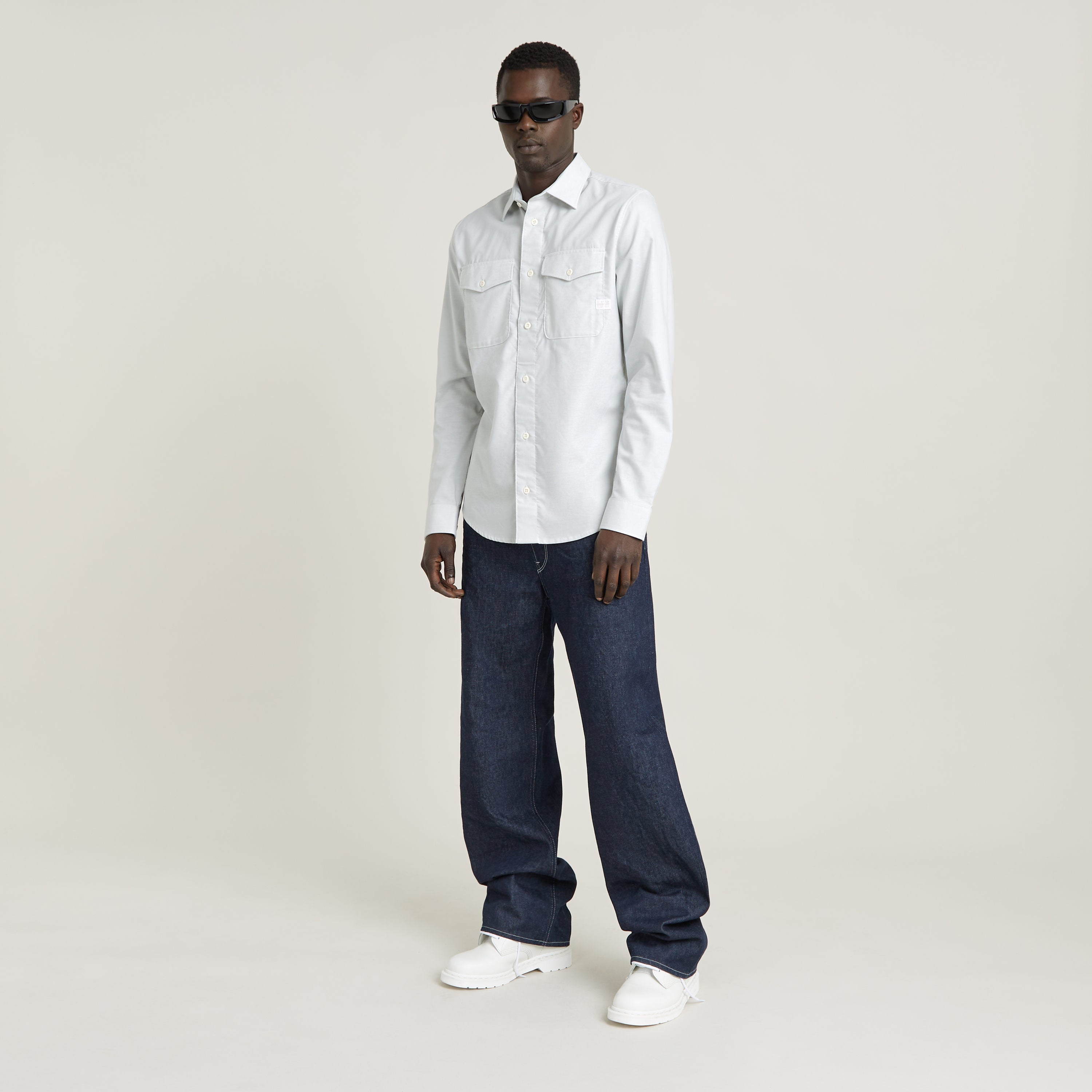 Modelo vistiendo camisa Marine Slim ajuste con diseño moderno y pantalones de mezclilla, casual y elegante.