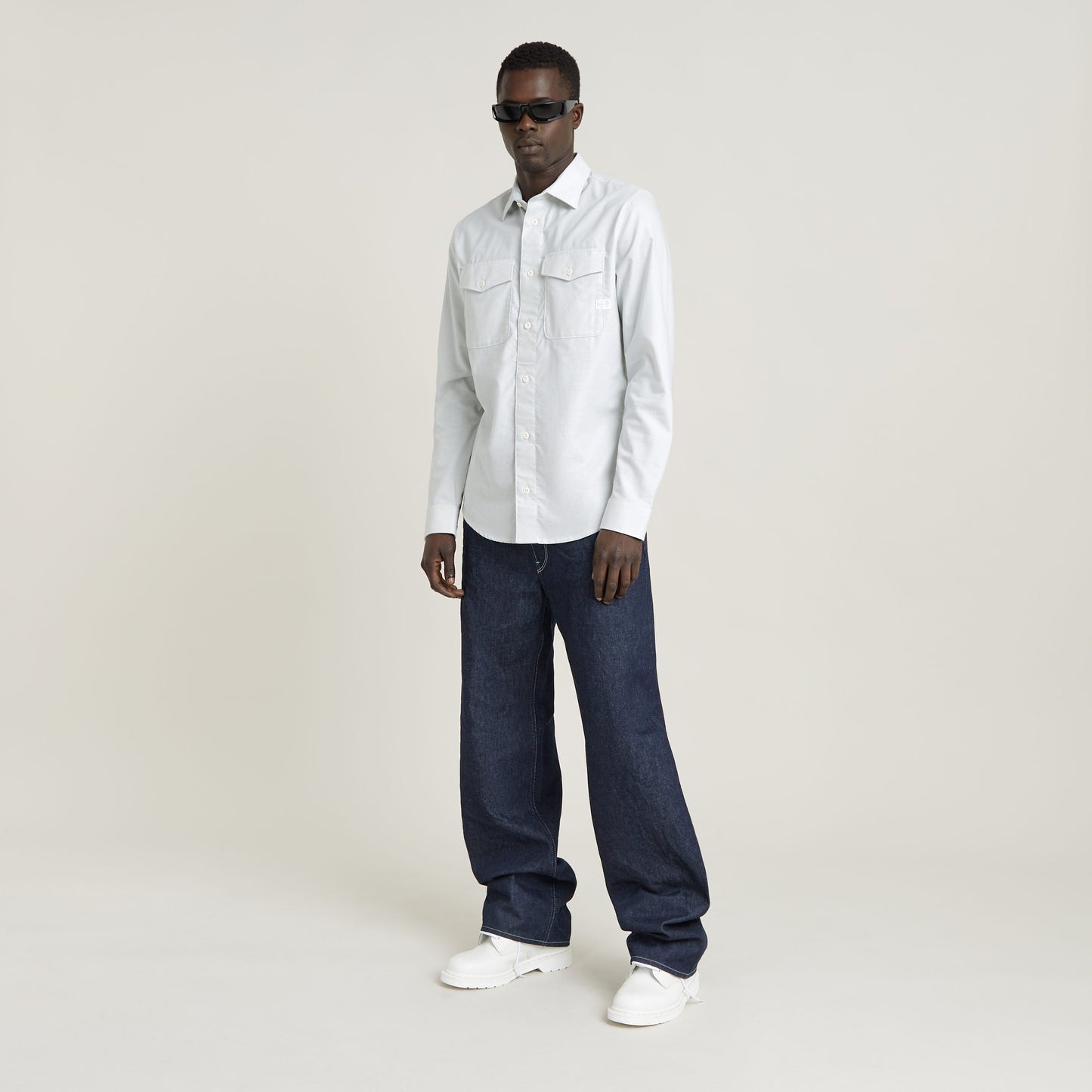 Modelo vistiendo camisa Marine Slim ajuste con diseño moderno y pantalones de mezclilla, casual y elegante.