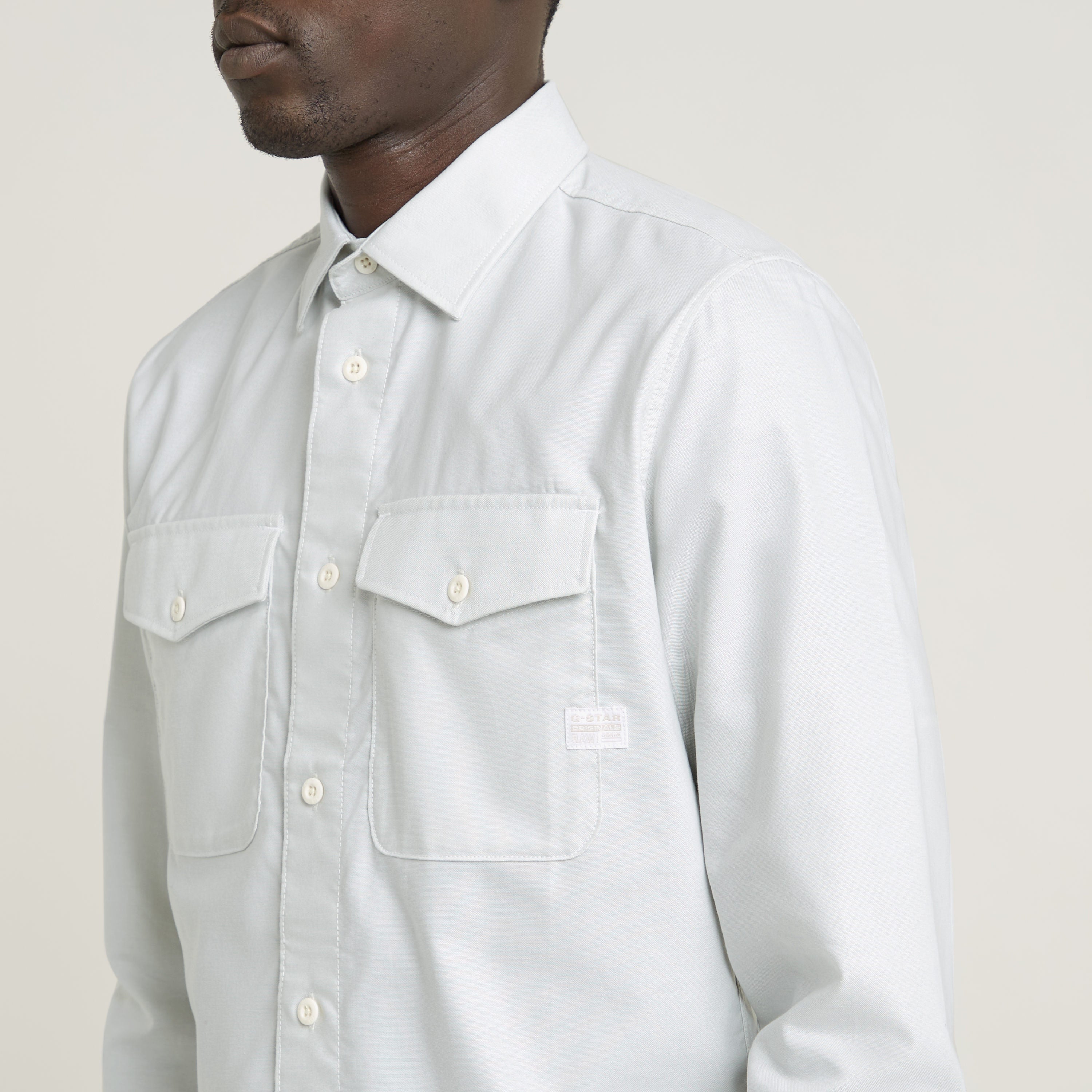 Camisa Marine Slim ajuste en color gris claro con bolsillos en el pecho y corte ajustado.
