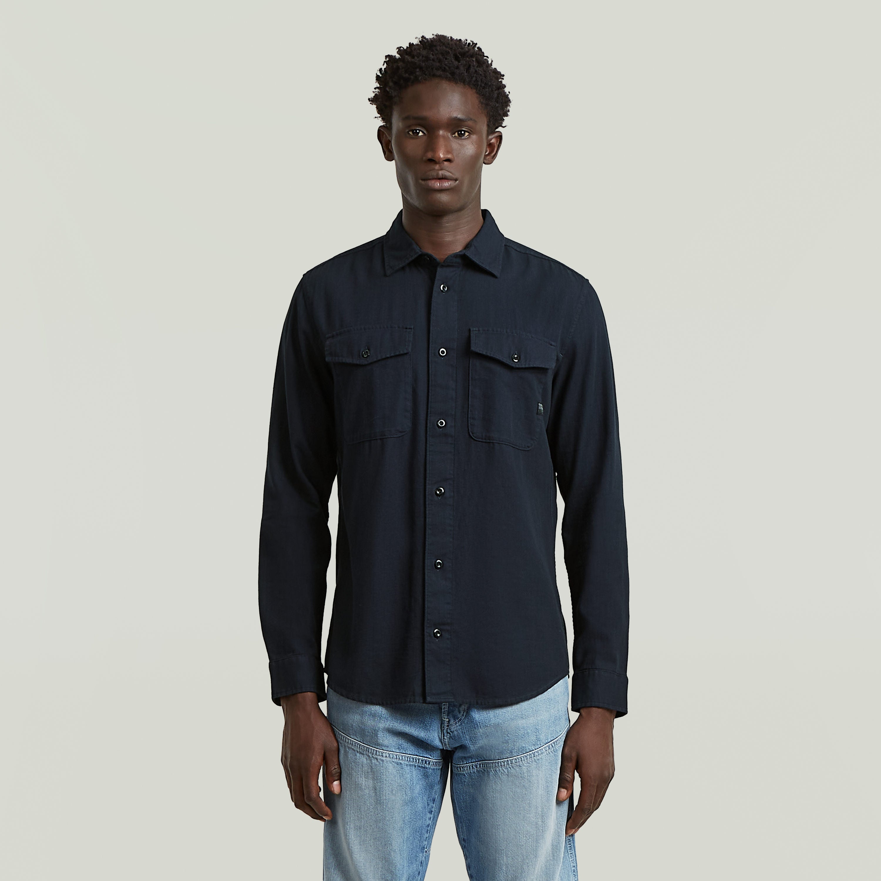 Camisa Marine Slim azul para hombre, de corte ajustado, color azul oscuro, con bolsillos y cierre de botones.