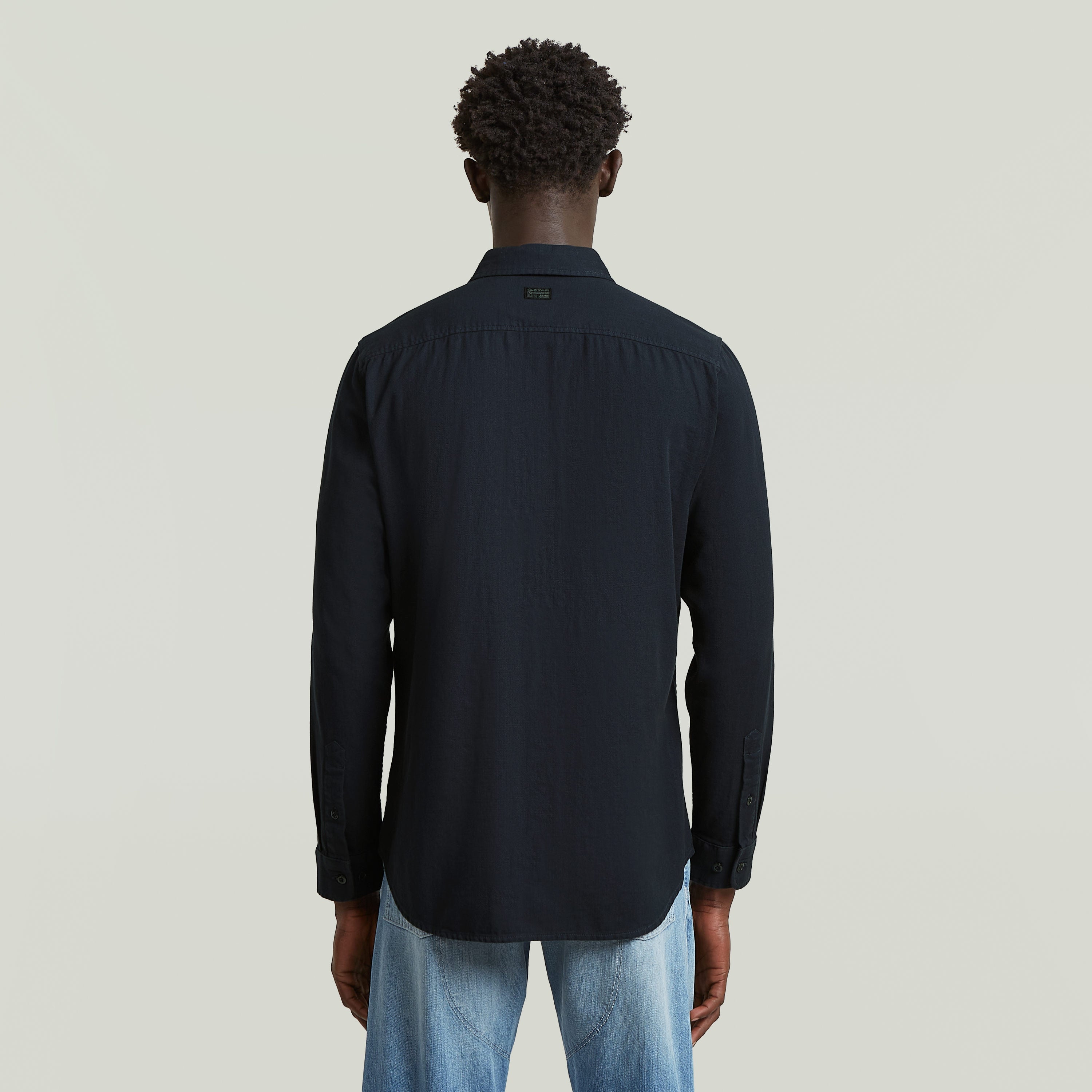 Camisa Marine Slim azul vista trasera en color azul oscuro con textura ligera y ajuste ajustado.