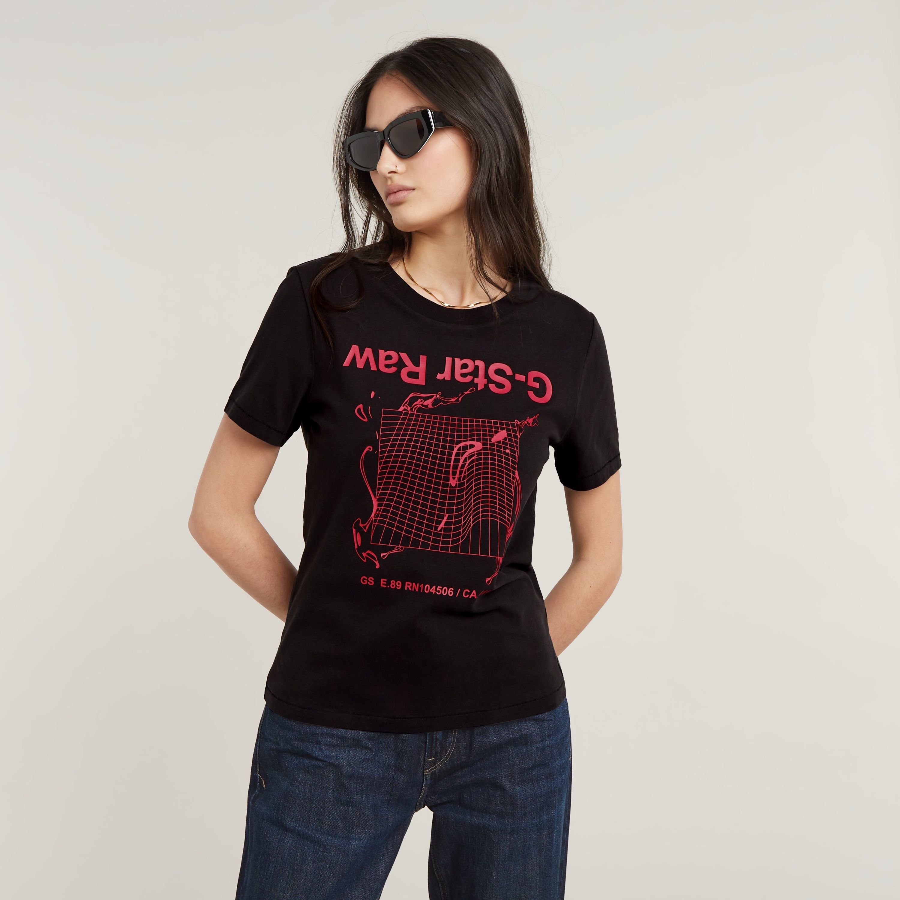 Camiseta gráfica Gstar ecológica de G-STAR, diseño de corte recto con estampado rojo sobre fondo negro.
