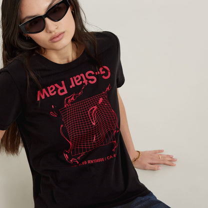 Camiseta gráfica Gstar ecológica con estampado rojo y fondo negro, ideal para un look moderno.