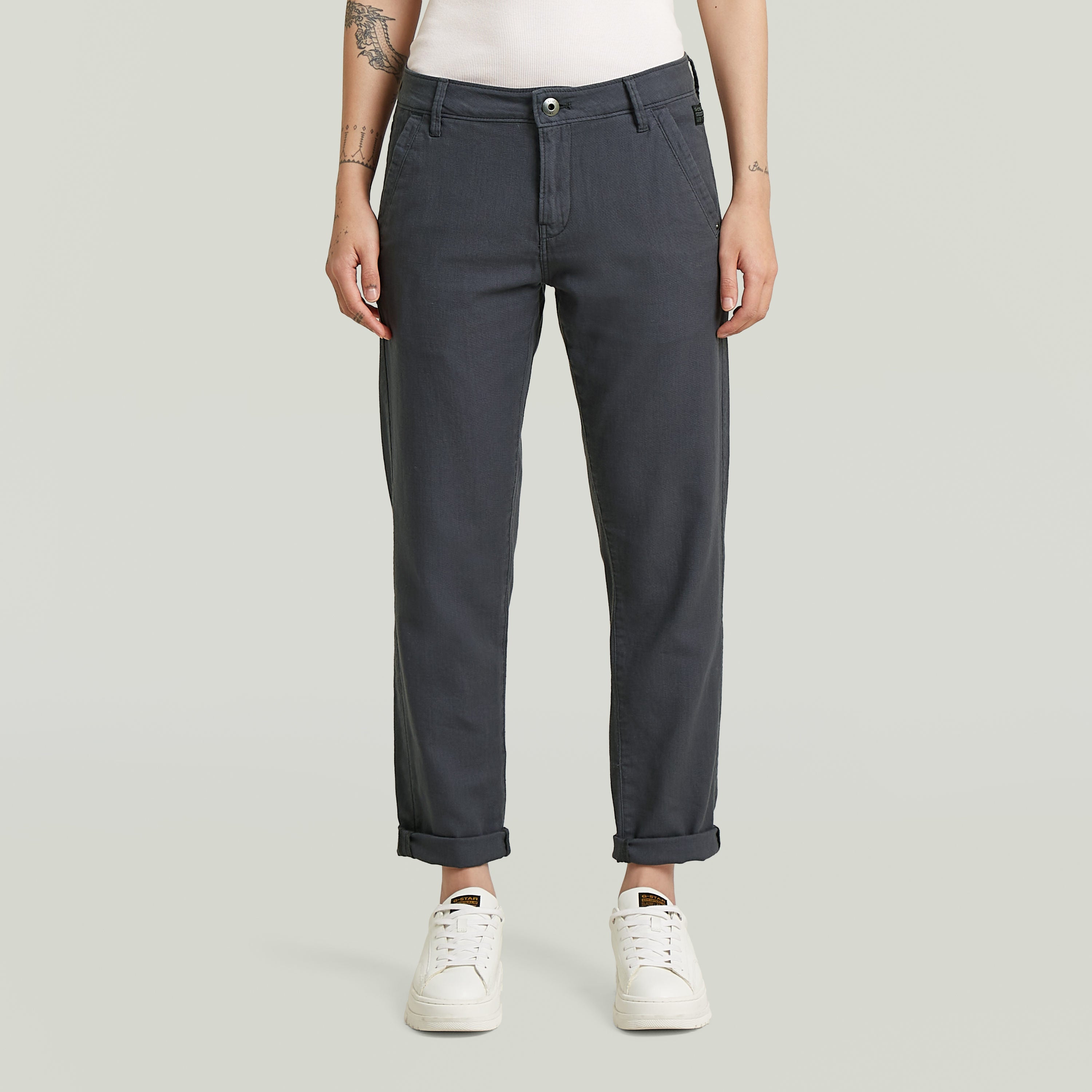 Chinos Kate Boyfriend en color gris oscuro, con corte relajado y perneras ajustadas, perfectos para un look casual.