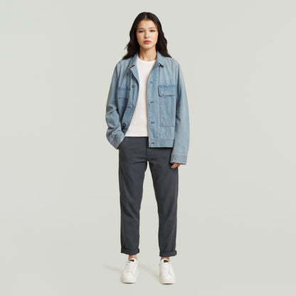 Modelo luciendo los pantalones Kate boyfriend chinos pants combinados con chaqueta de mezclilla y zapatillas blancas.