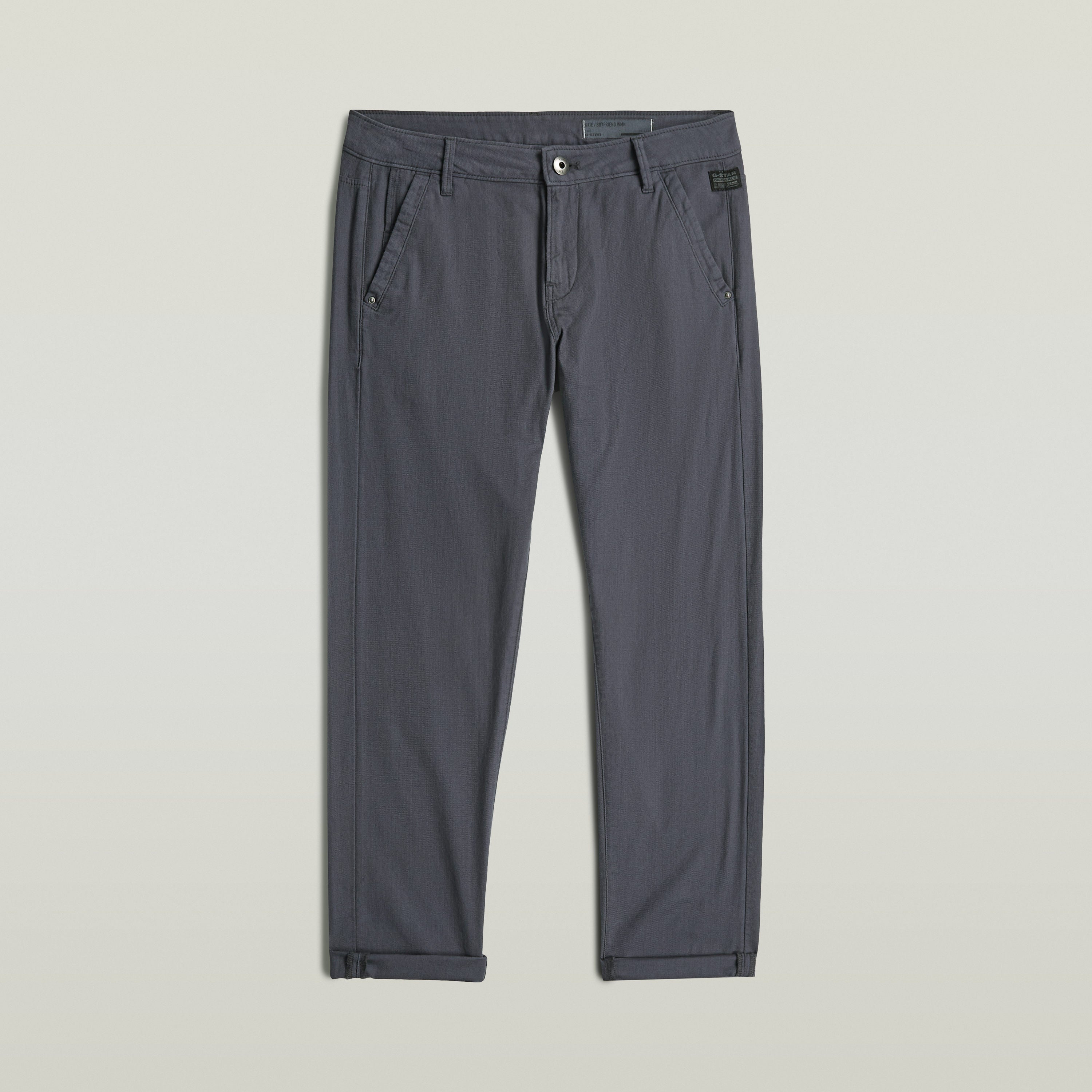 Pantalones Kate boyfriend chinos en color gris, con corte relajado y perneras ligeramente estrechas, de materiales sostenibles.