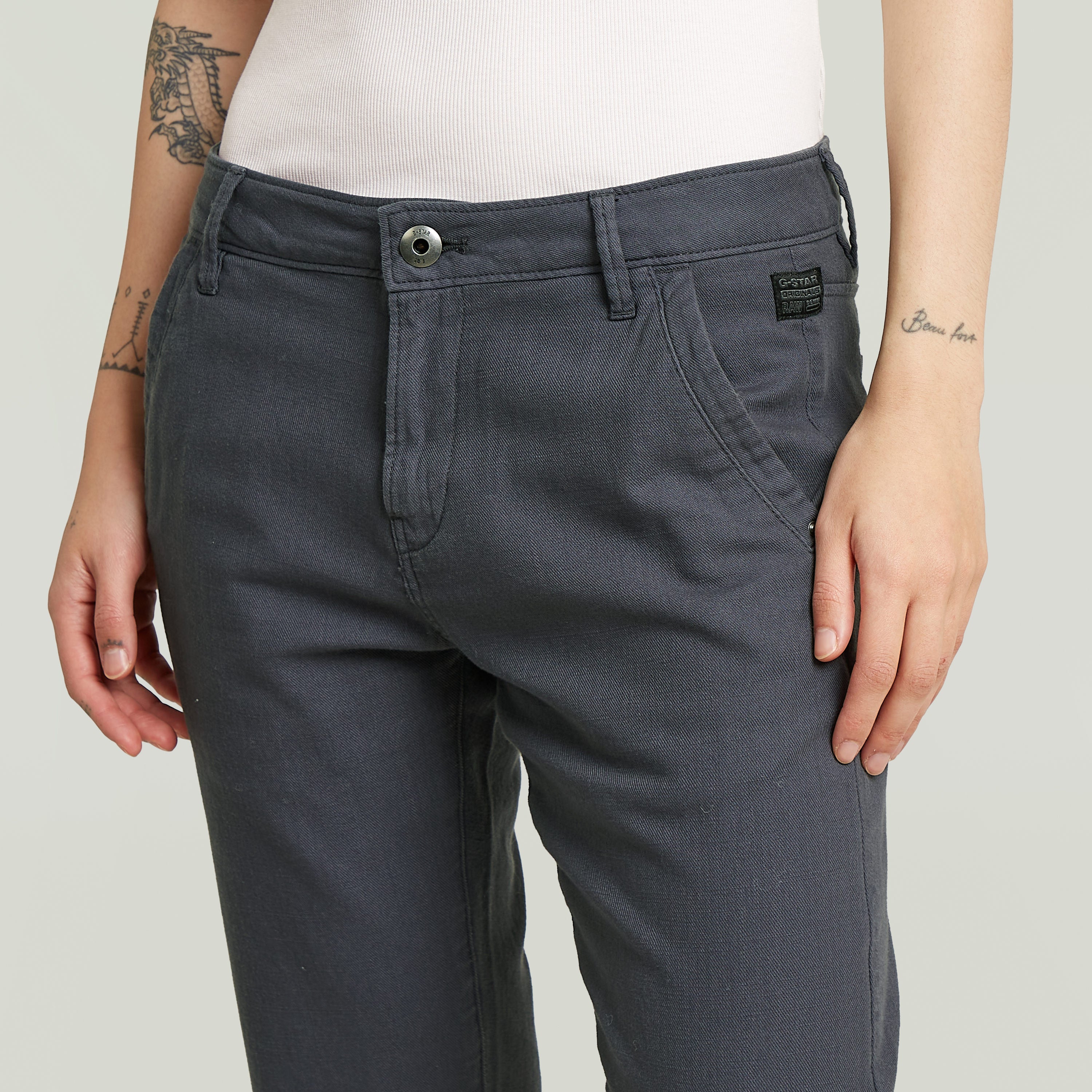 Chinos Kate Boyfriend en color gris oscuro, con corte relajado y detalles de costura, pantalones sostenibles.