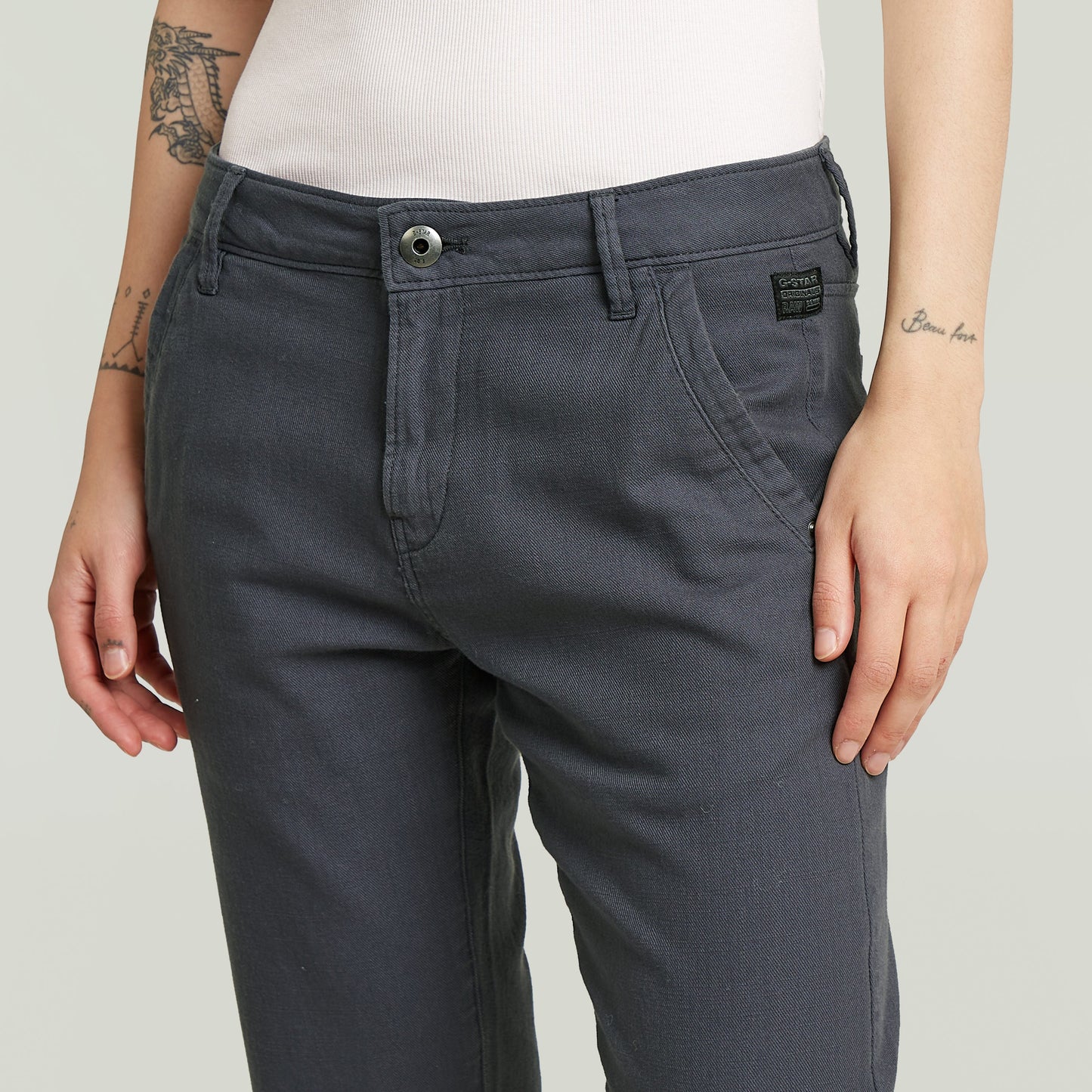 Chinos Kate Boyfriend en color gris oscuro, con corte relajado y detalles de costura, pantalones sostenibles.