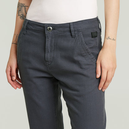 Chinos Kate Boyfriend en color gris oscuro, con corte relajado y detalles de costura, pantalones sostenibles.