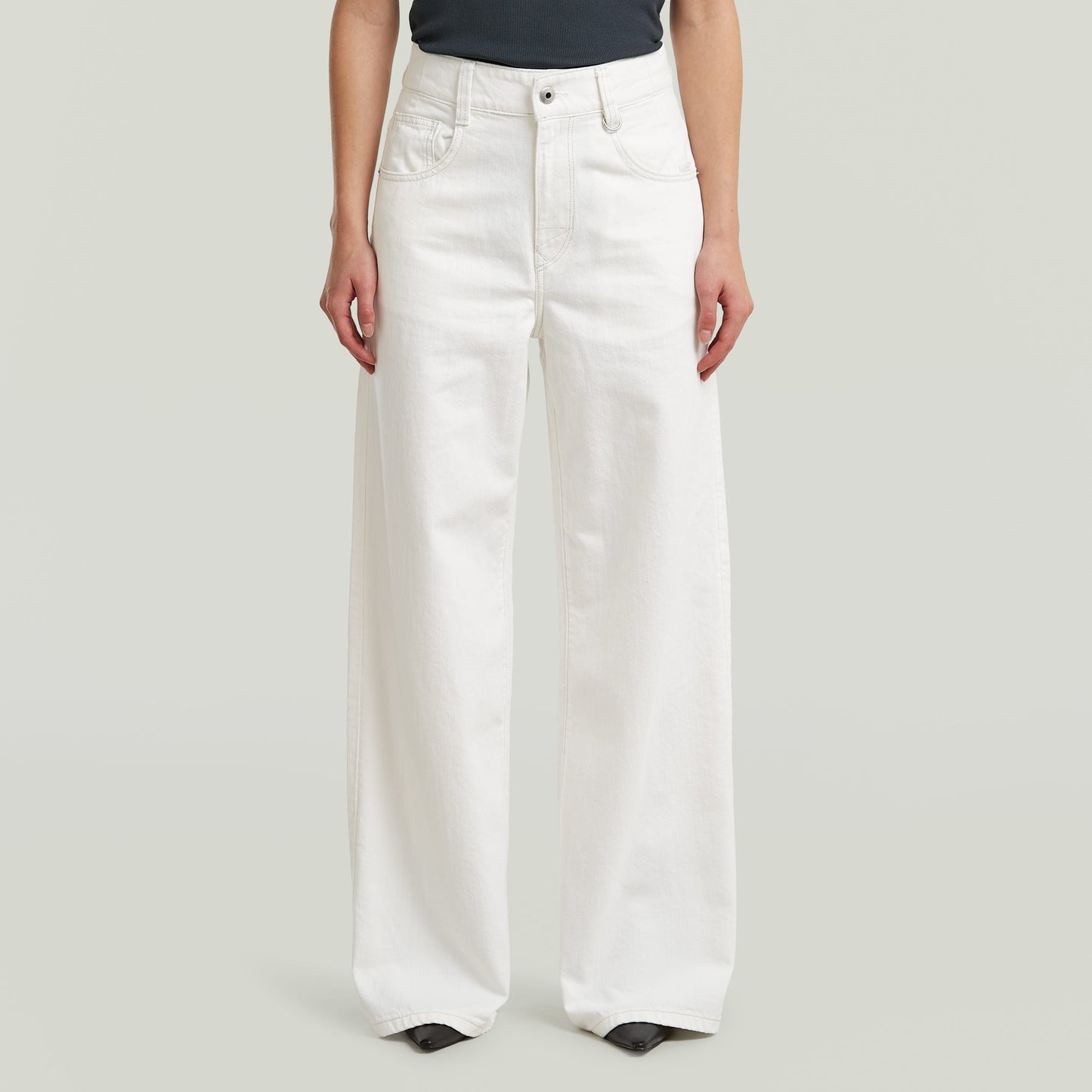high loose skater jeans in white with a relaxed fit and five-pocket design, perfect for casual wear.