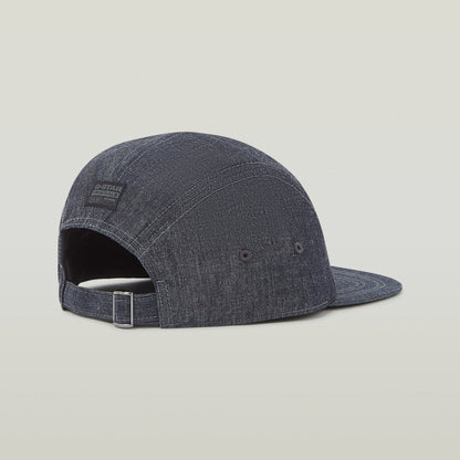 Gorra Flat Brim 5 Panel con diseño azul oscuro y cierre de clip, vista lateral.