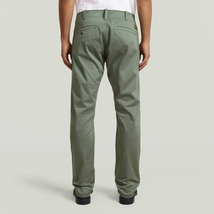 Pantalones chinos rectos Mosa, vista trasera, tejido elástico en color verde, diseño con cinco bolsillos.