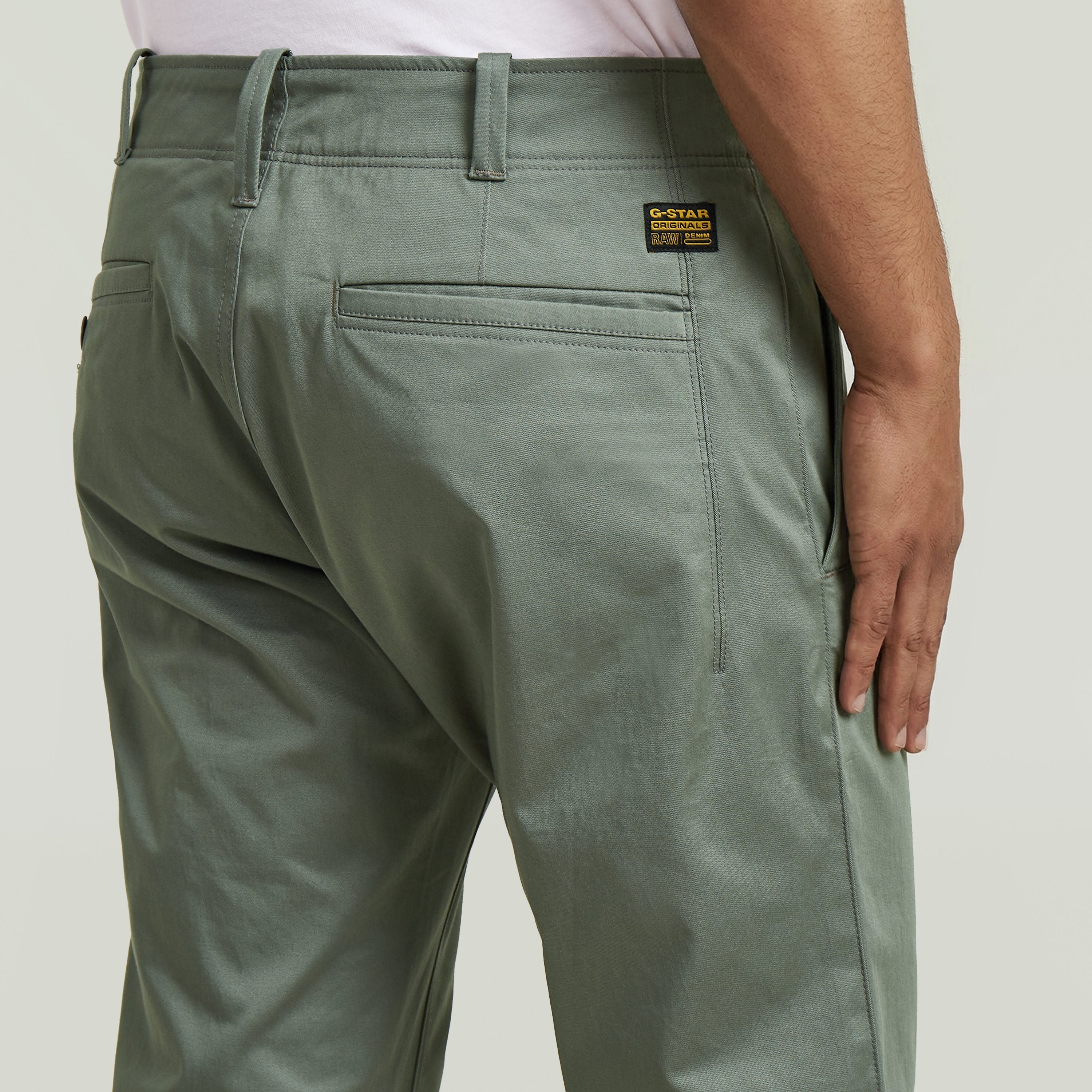 Pantalones chinos rectos Mosa en color verde, vista posterior con detalles de bolsillos y etiqueta G-STAR.