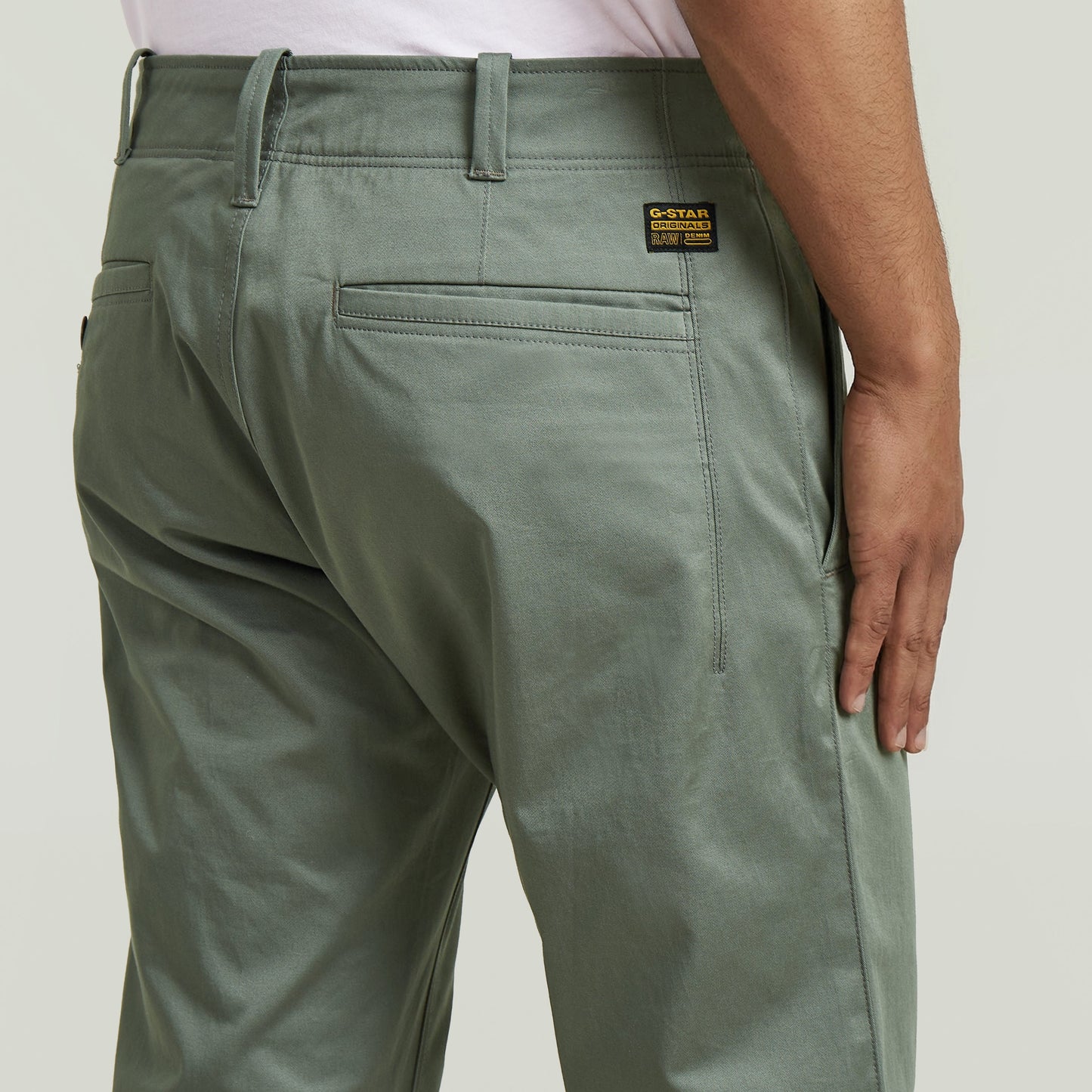 Pantalones chinos rectos Mosa en color verde, vista posterior con detalles de bolsillos y etiqueta G-STAR.