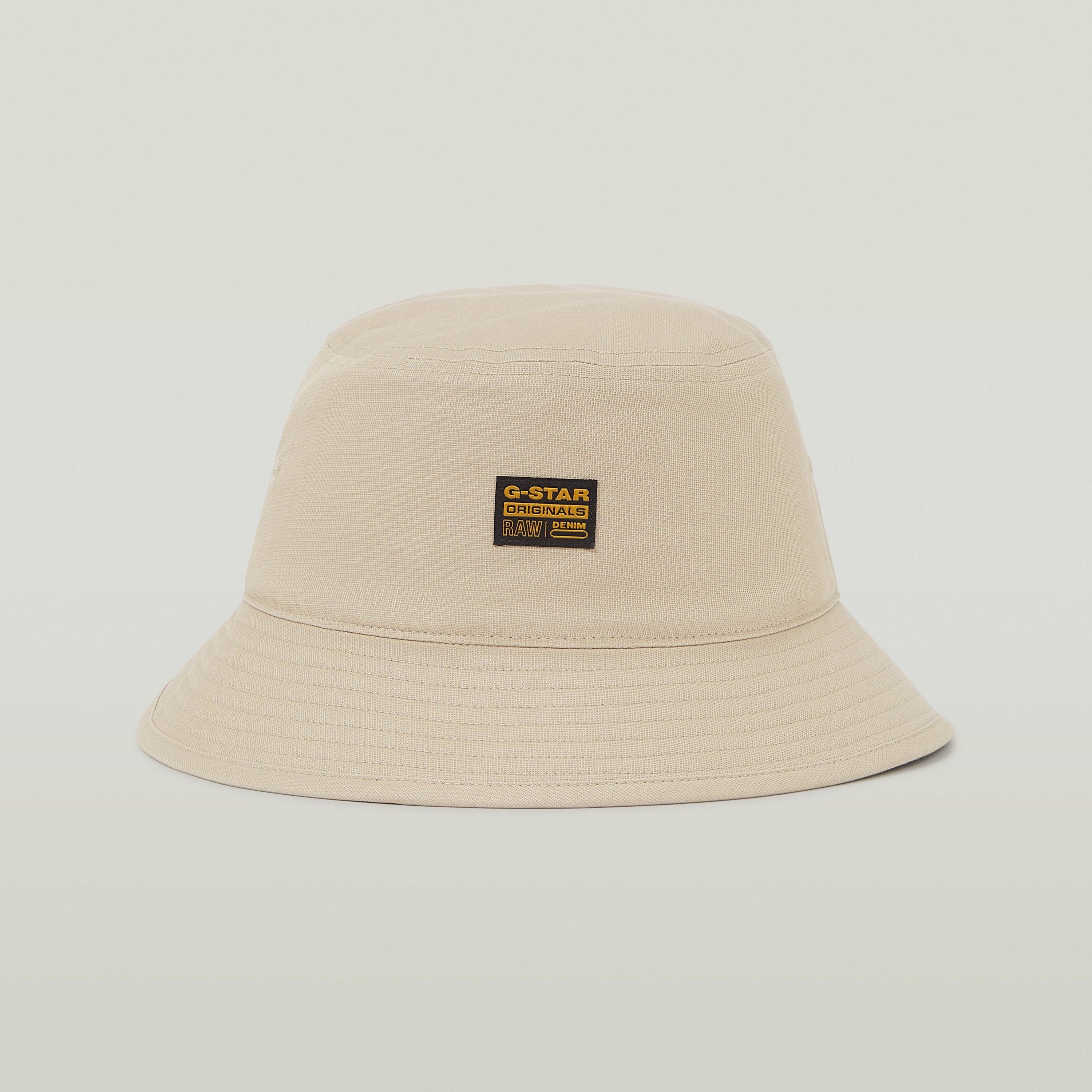 Sombrero de pescador G-STAR en color beige con etiqueta tejida en la parte delantera.