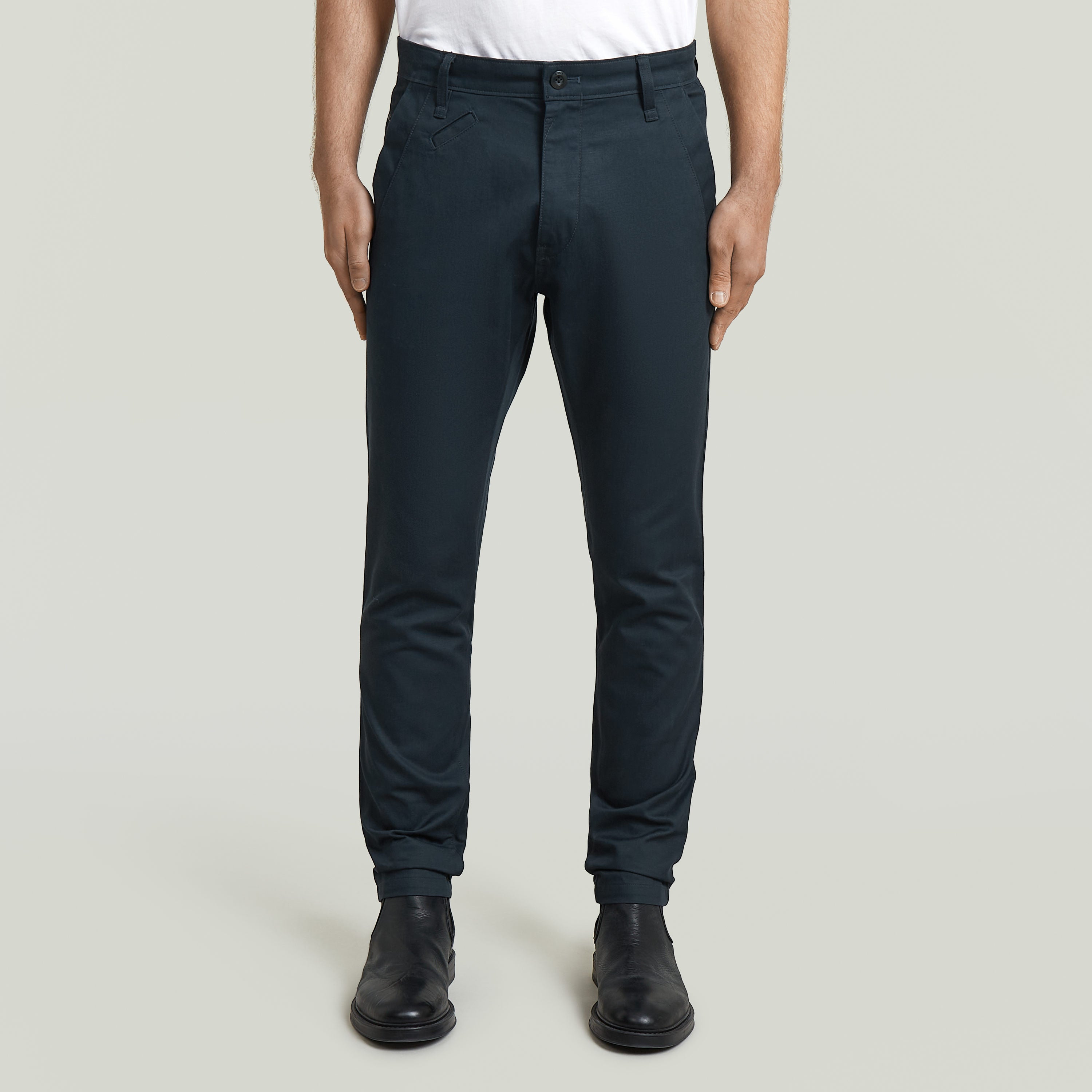 Modelo vistiendo pantalones Bronson 3.0 slim chino, con corte ajustado y detalles de diseño.