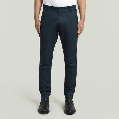 Modelo vistiendo pantalones Bronson 3.0 slim chino, con corte ajustado y detalles de diseño.