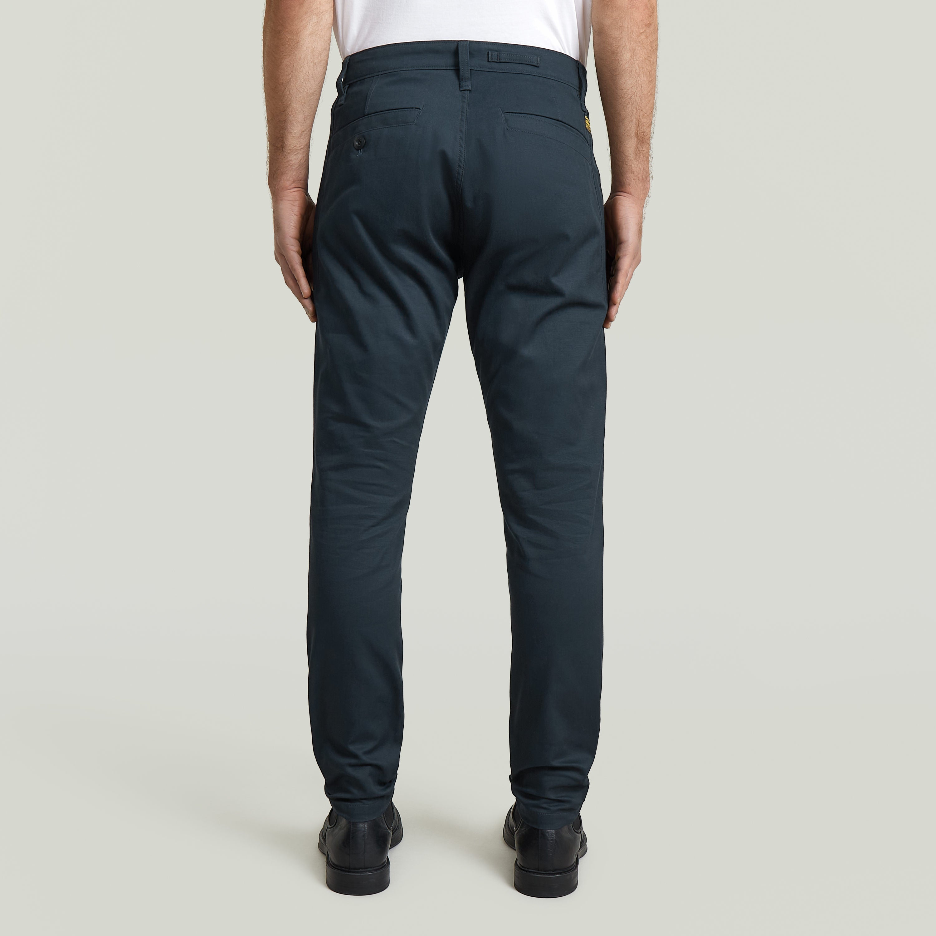 Vista trasera de los pantalones Bronson 3.0 slim chino pants, con diseño ajustado y detalles de costura.
