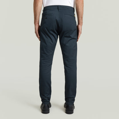 Vista trasera de los pantalones Bronson 3.0 slim chino pants, con diseño ajustado y detalles de costura.