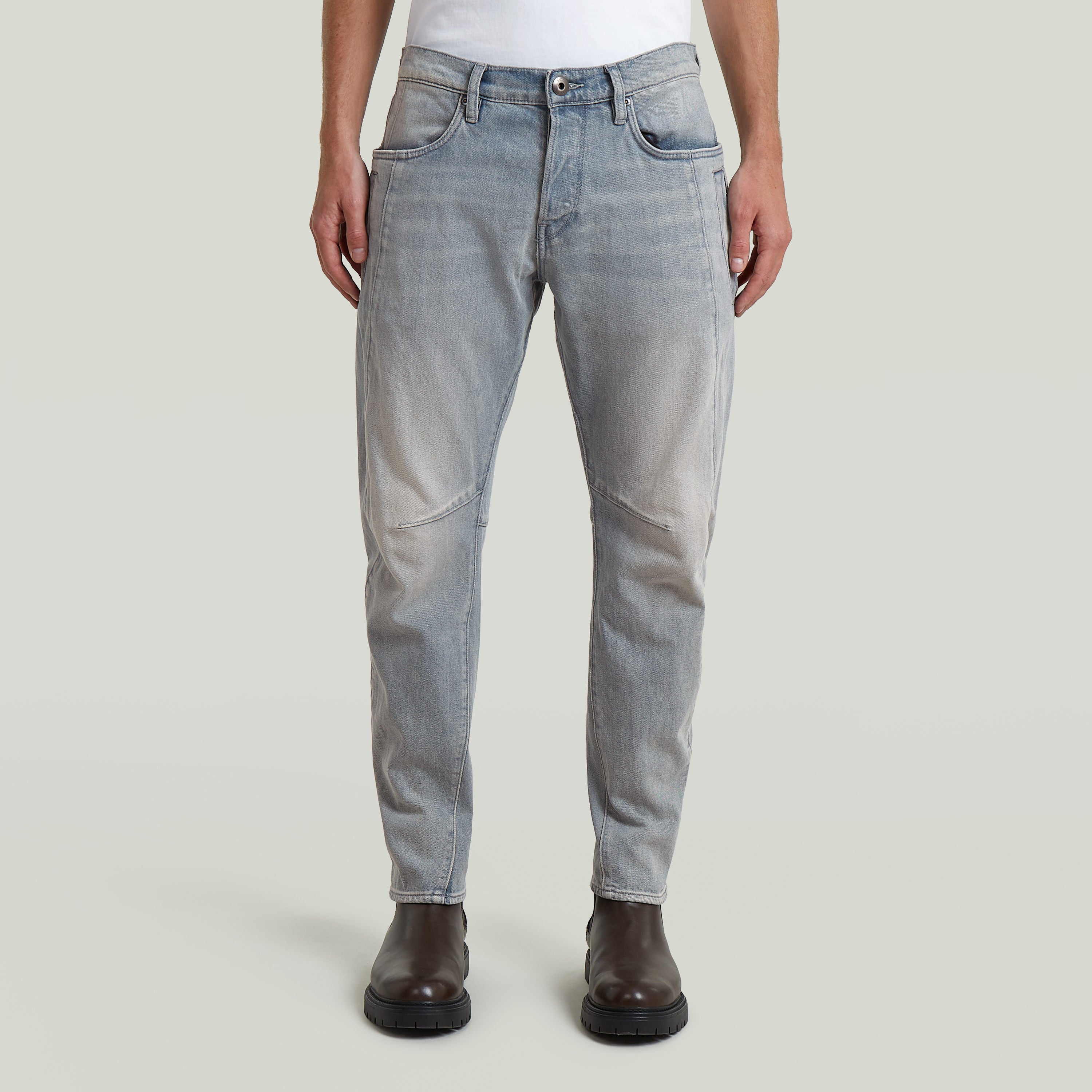 Jeans Contor 3D Slim en gris, con construcción tridimensional y cierre de botones, modelo para hombre.