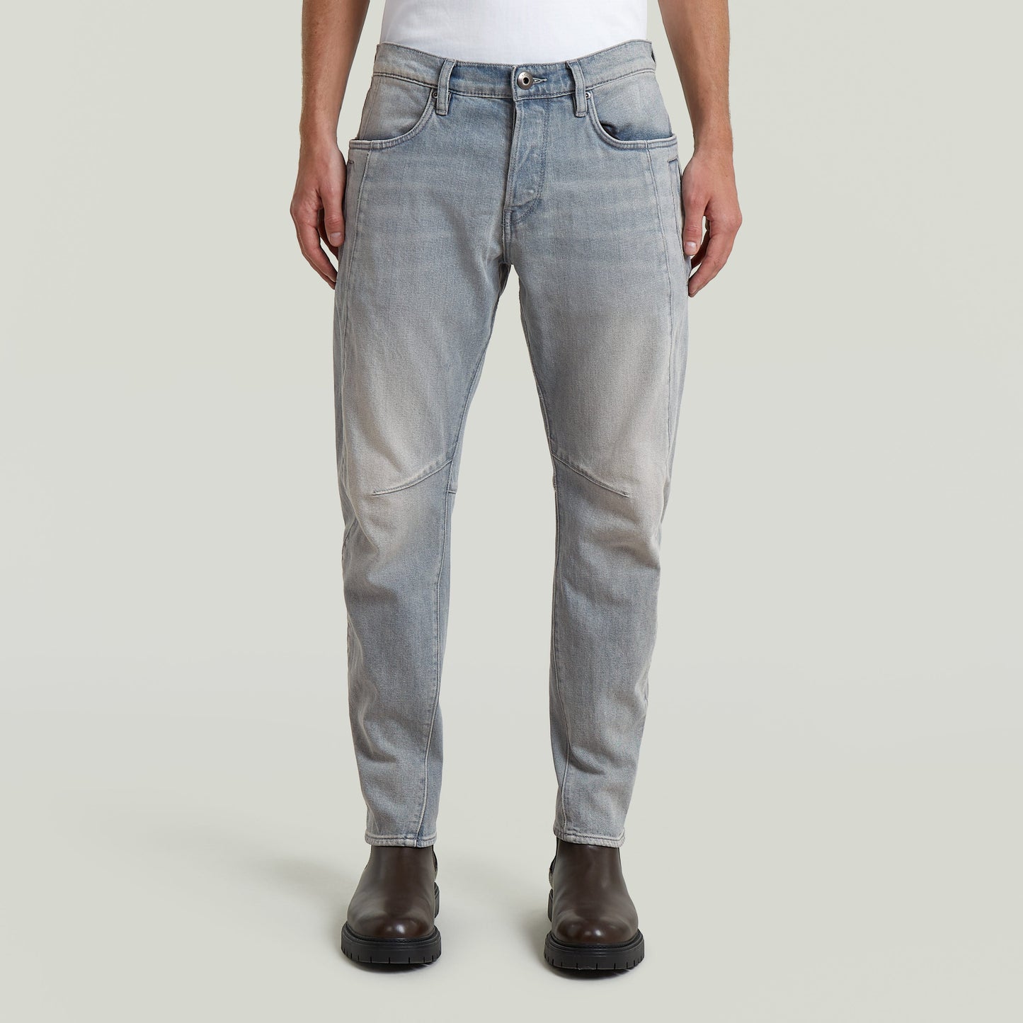 Jeans Contor 3D Slim en gris, con construcción tridimensional y cierre de botones, modelo para hombre.