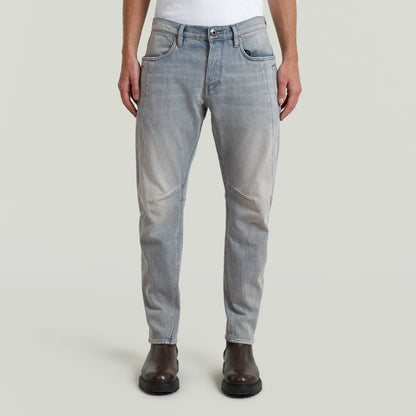 Jeans Contor 3D Slim en gris, con construcción tridimensional y cierre de botones, modelo para hombre.