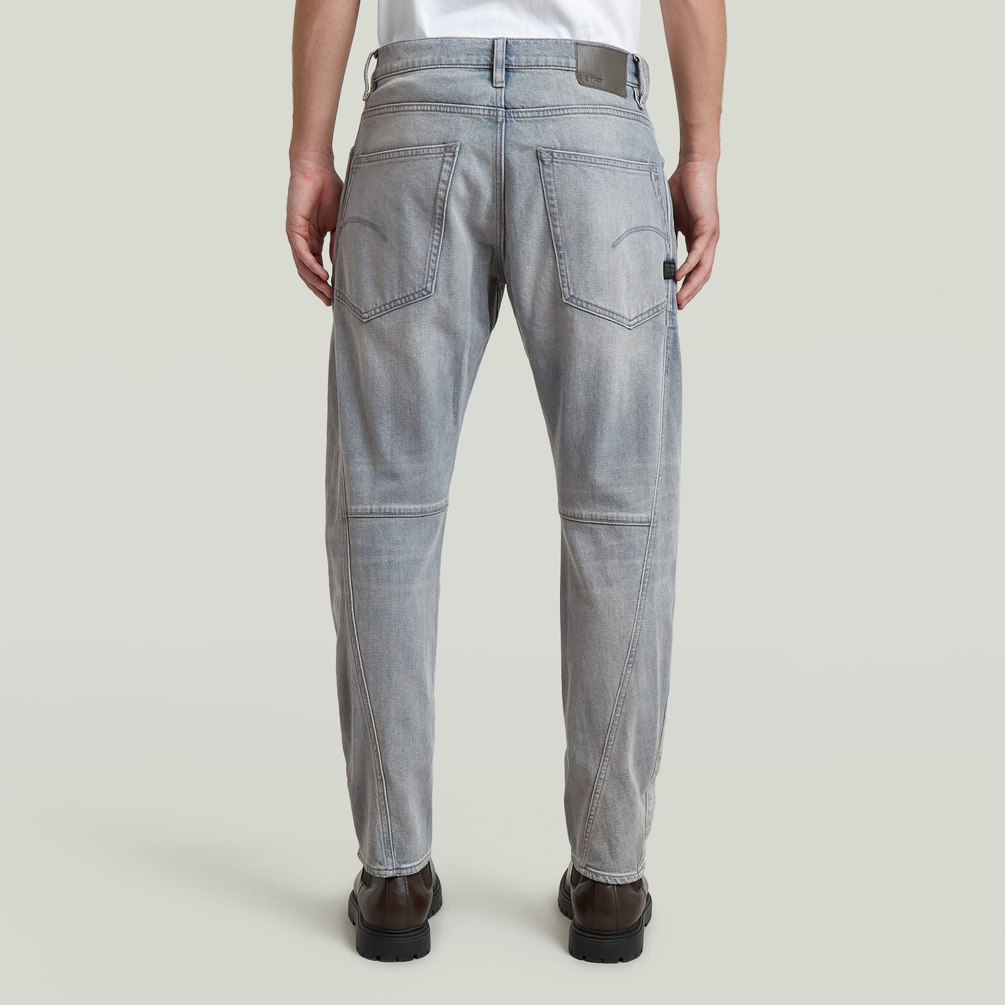 Vista trasera de jeans Contor 3D Slim en color gris, diseño moderno y cómodo con construcción tridimensional.
