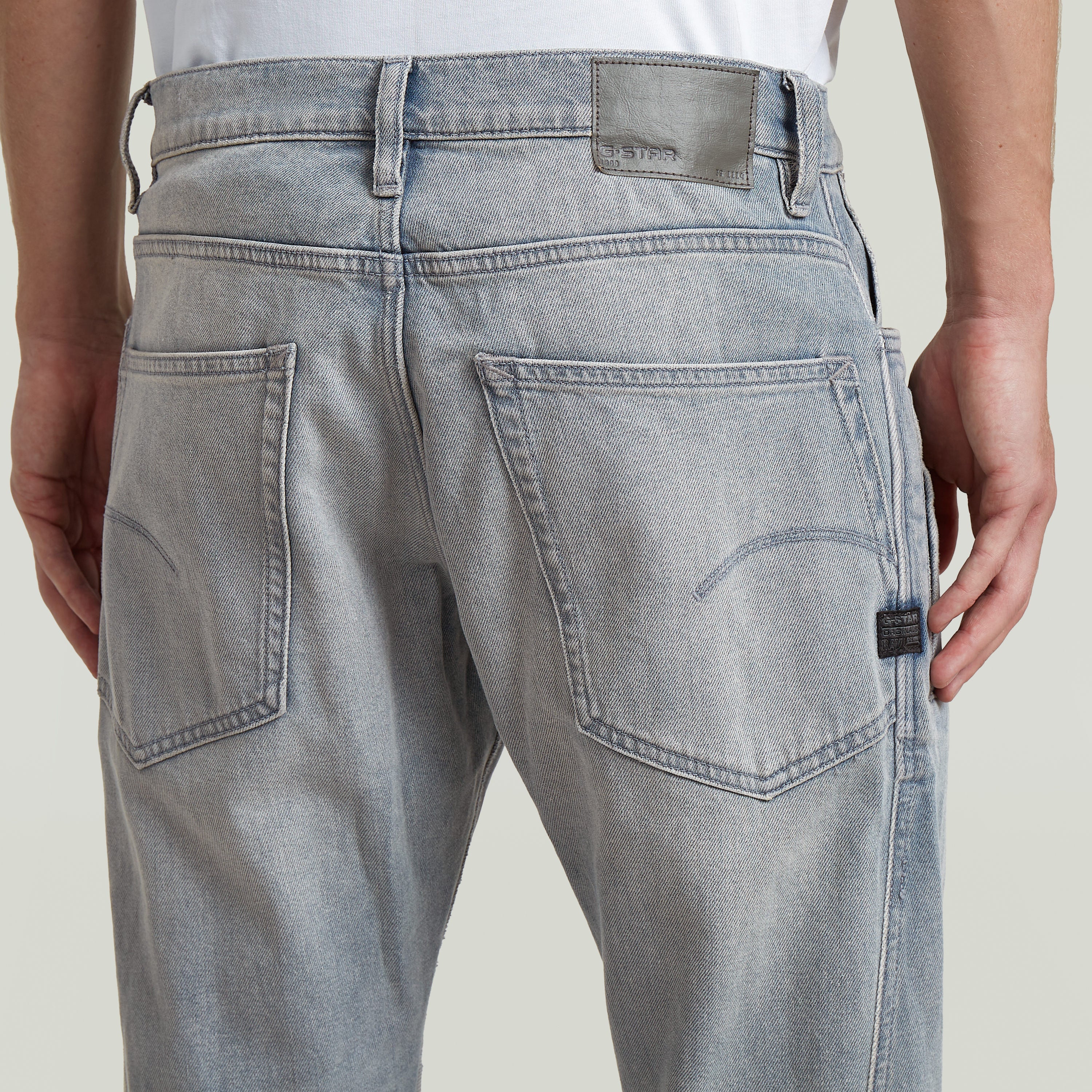 Jeans Contor Slim mostrando la parte trasera, en color gris, con diseño 3D y detalles de costura, Contor 3D Slim jeans.
