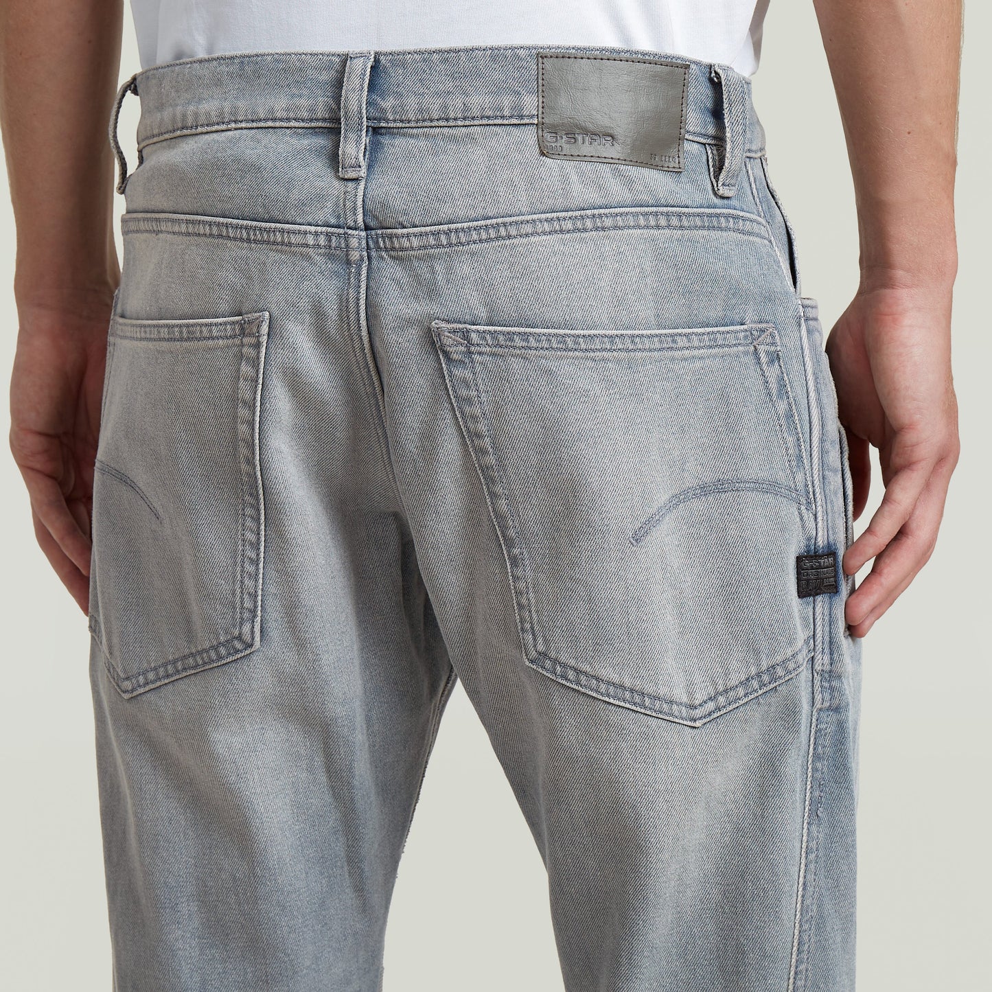 Jeans Contor Slim mostrando la parte trasera, en color gris, con diseño 3D y detalles de costura, Contor 3D Slim jeans.