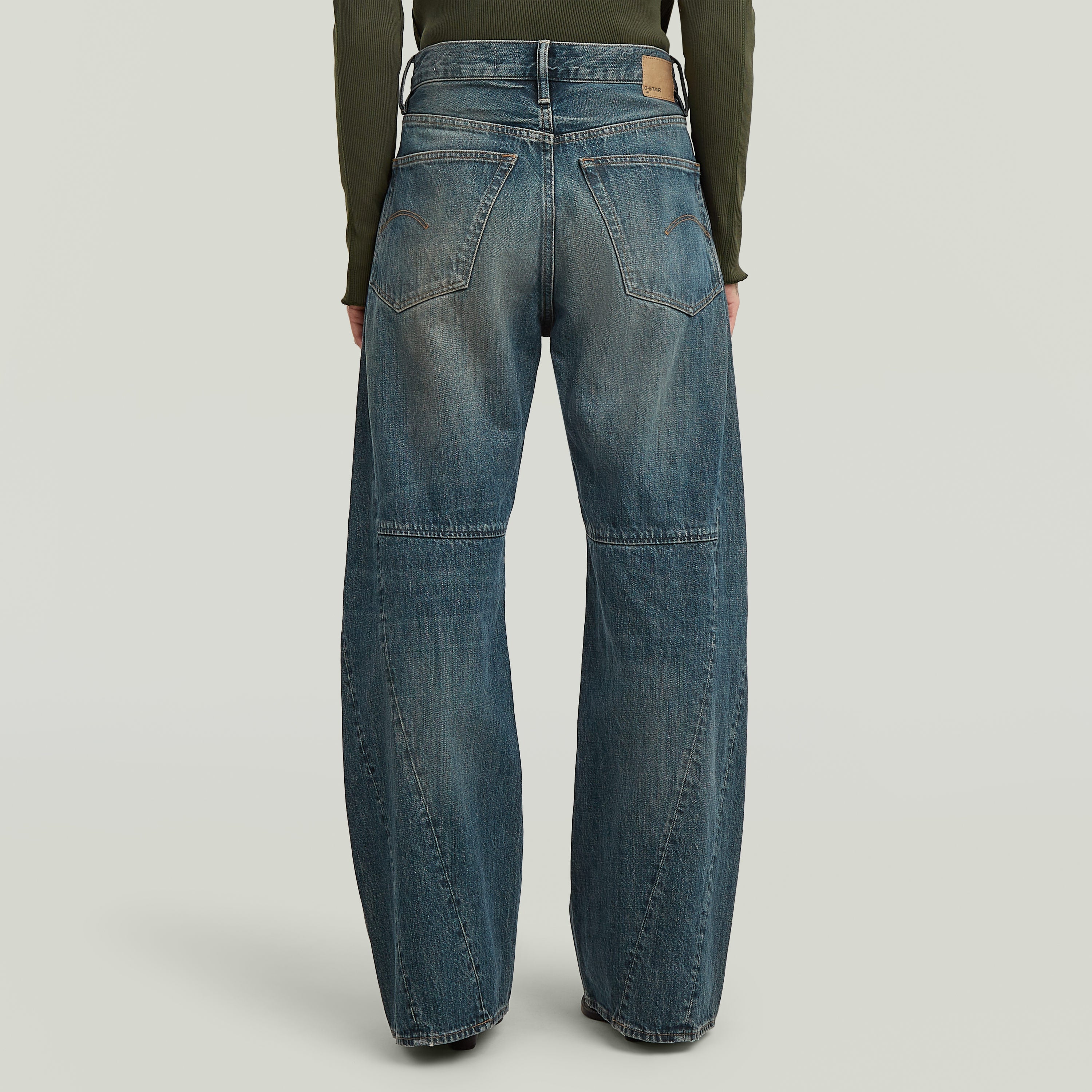 Detalle trasero de jeans Contor 3D wide fit, con corte holgado y construcción 3D para un ajuste exclusivo.
