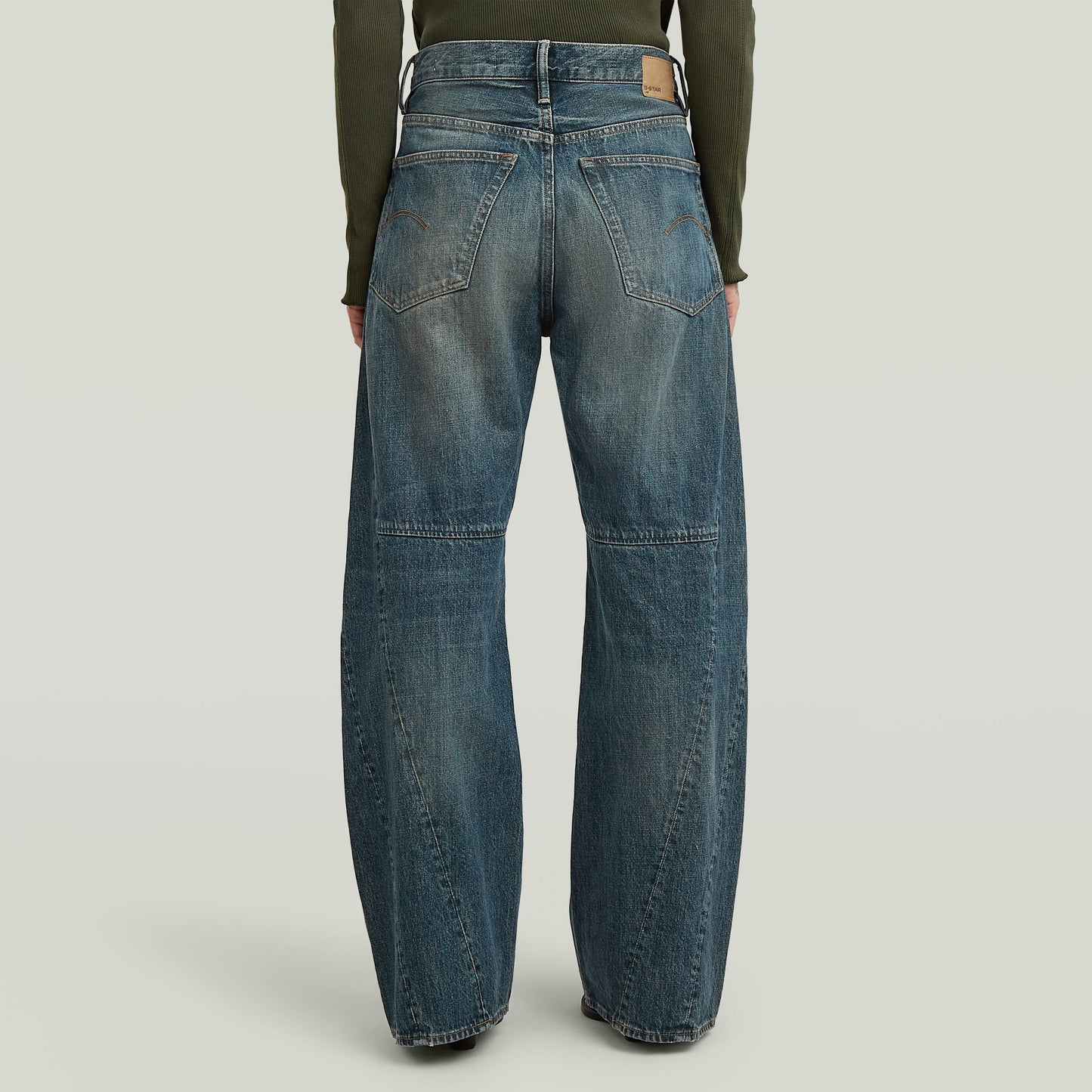 Detalle trasero de jeans Contor 3D wide fit, con corte holgado y construcción 3D para un ajuste exclusivo.