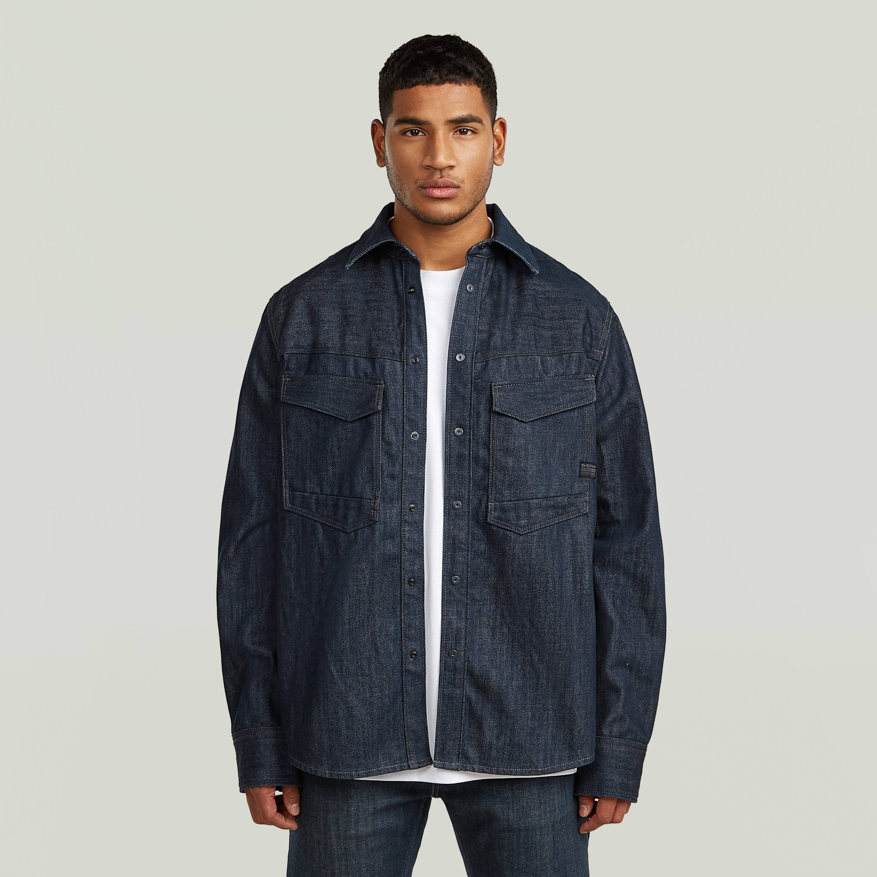 Sobrecamisa regular Dakota en denim greencast con cuello clásico y cierre de botones a presión, estilo versátil.