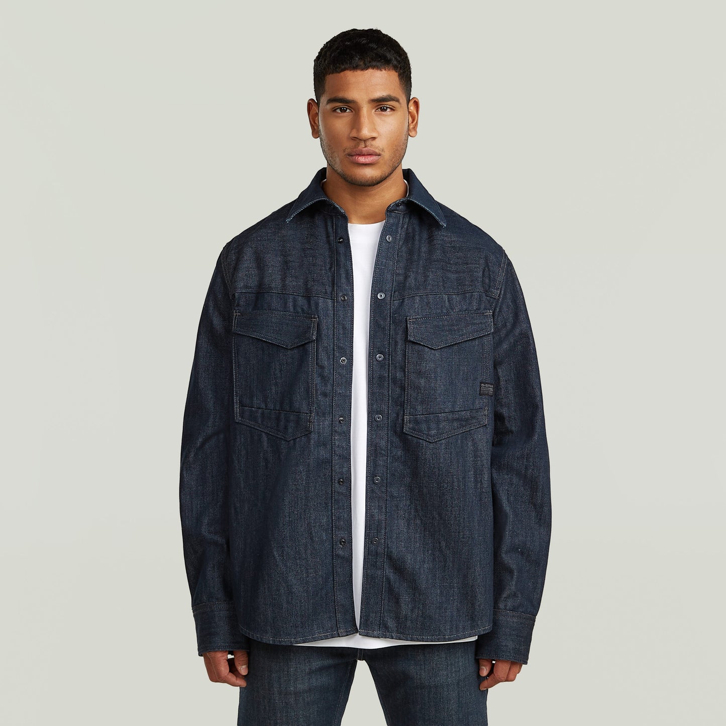 Sobrecamisa regular Dakota en denim greencast con cuello clásico y cierre de botones a presión, estilo versátil.