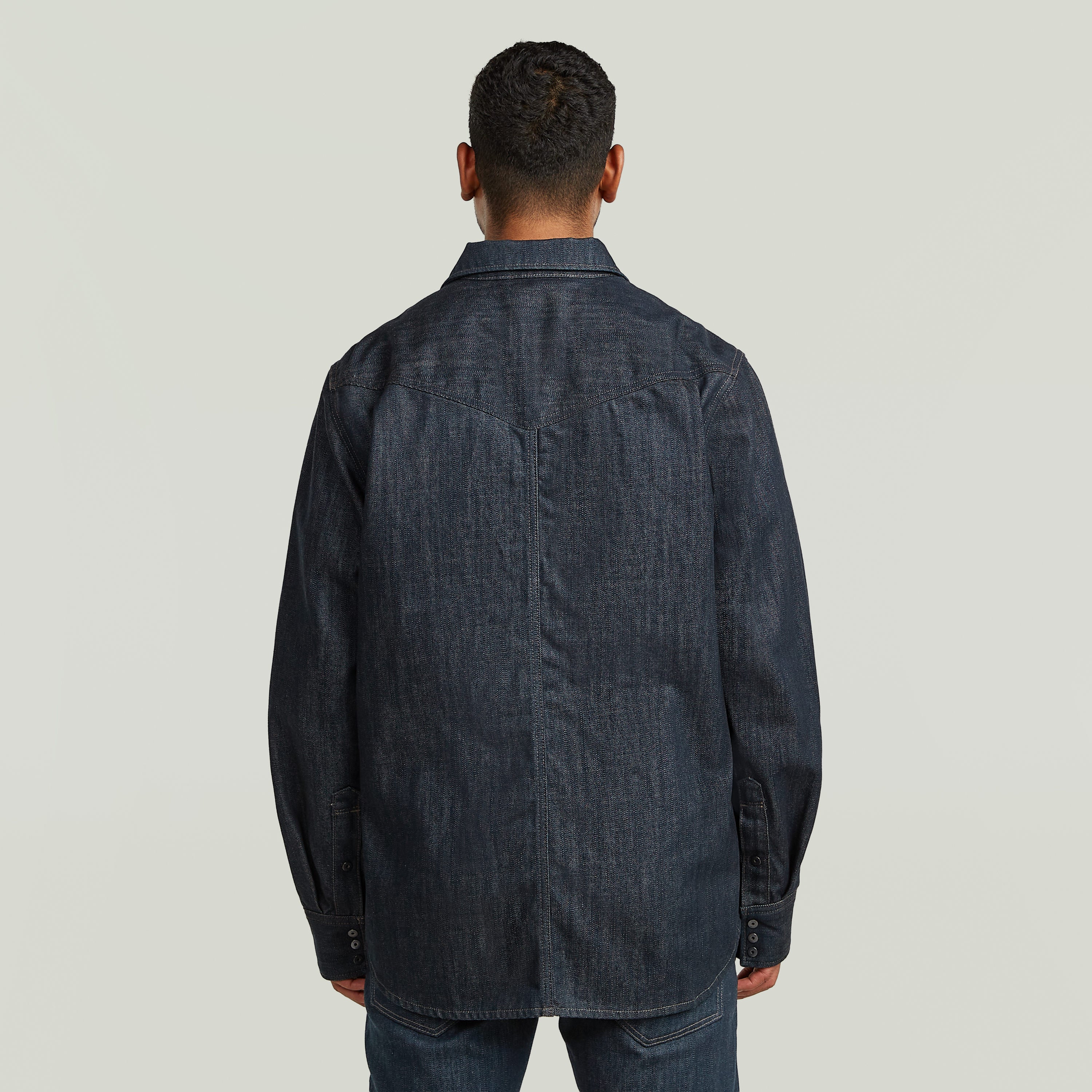 Vista trasera de la sobrecamisa regular Dakota, diseñada con denim greencast y corte regular.