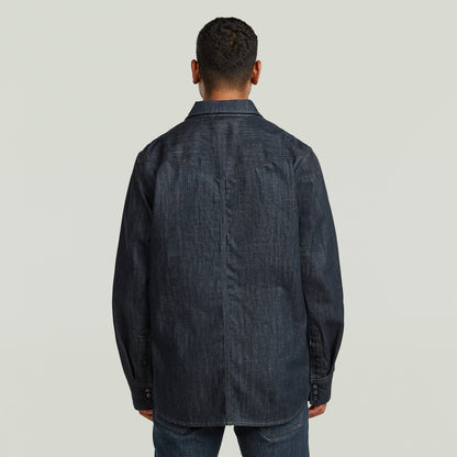 Vista trasera de la sobrecamisa regular Dakota, diseñada con denim greencast y corte regular.