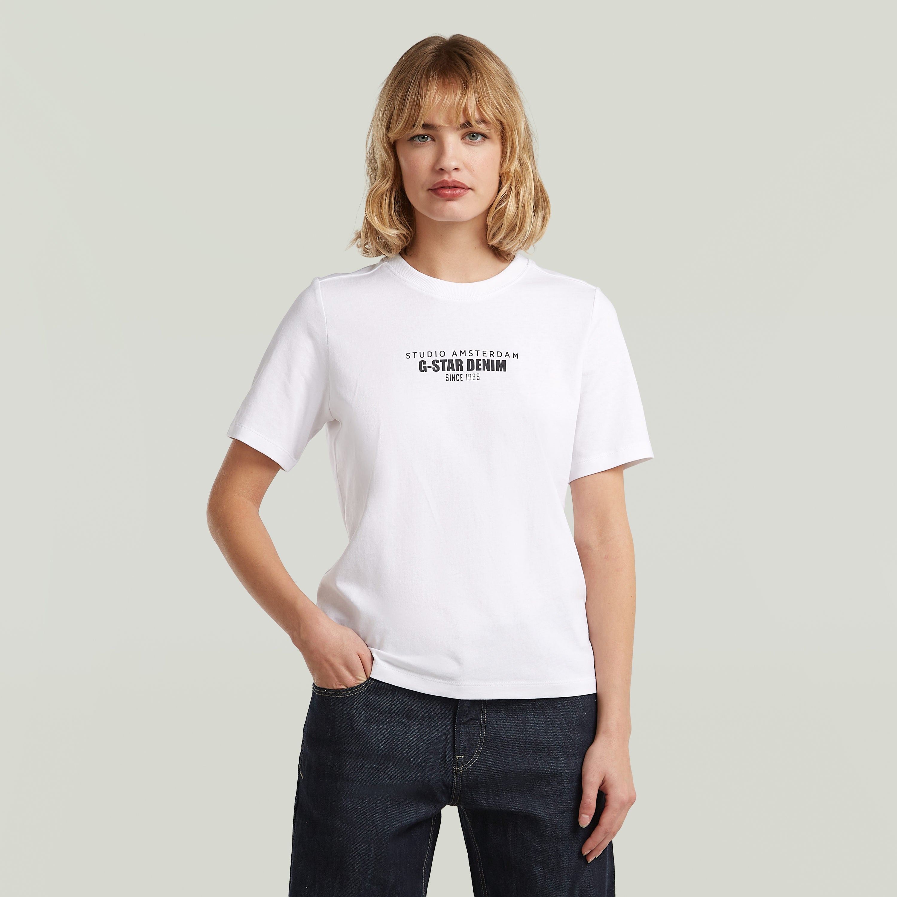 Camiseta gráfica de algodón ecológico en blanco con estampado en el pecho y corte recto, manga corta.