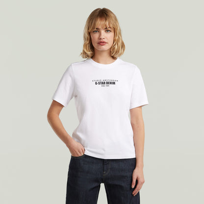 Camiseta gráfica de algodón ecológico en blanco con estampado en el pecho y corte recto, manga corta.