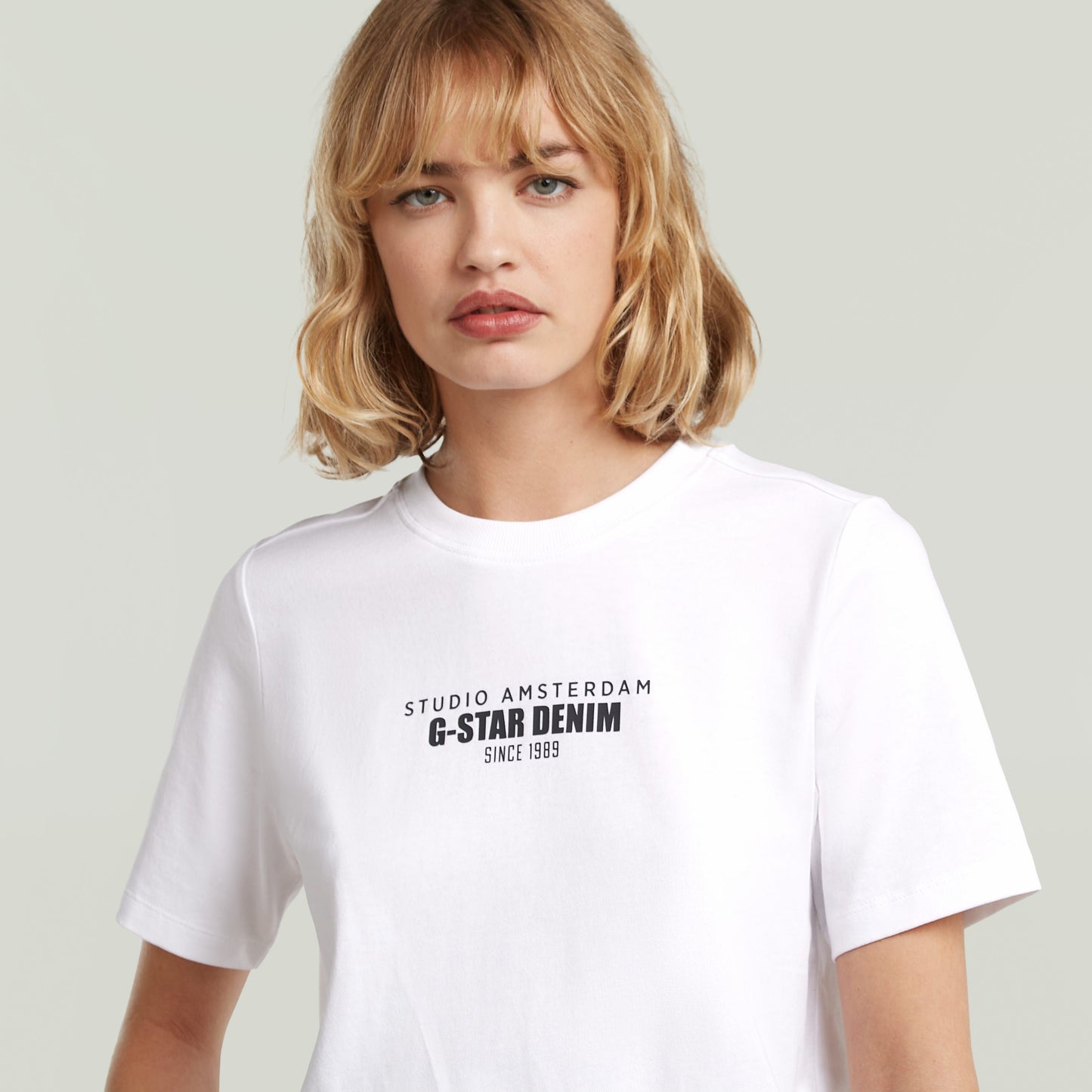 Camiseta gráfica de algodón ecológico blanca con estampado G-Star Denim en el pecho.