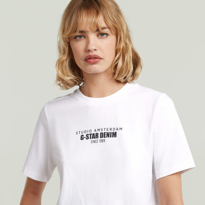 Camiseta gráfica de algodón ecológico blanca con estampado G-Star Denim en el pecho.