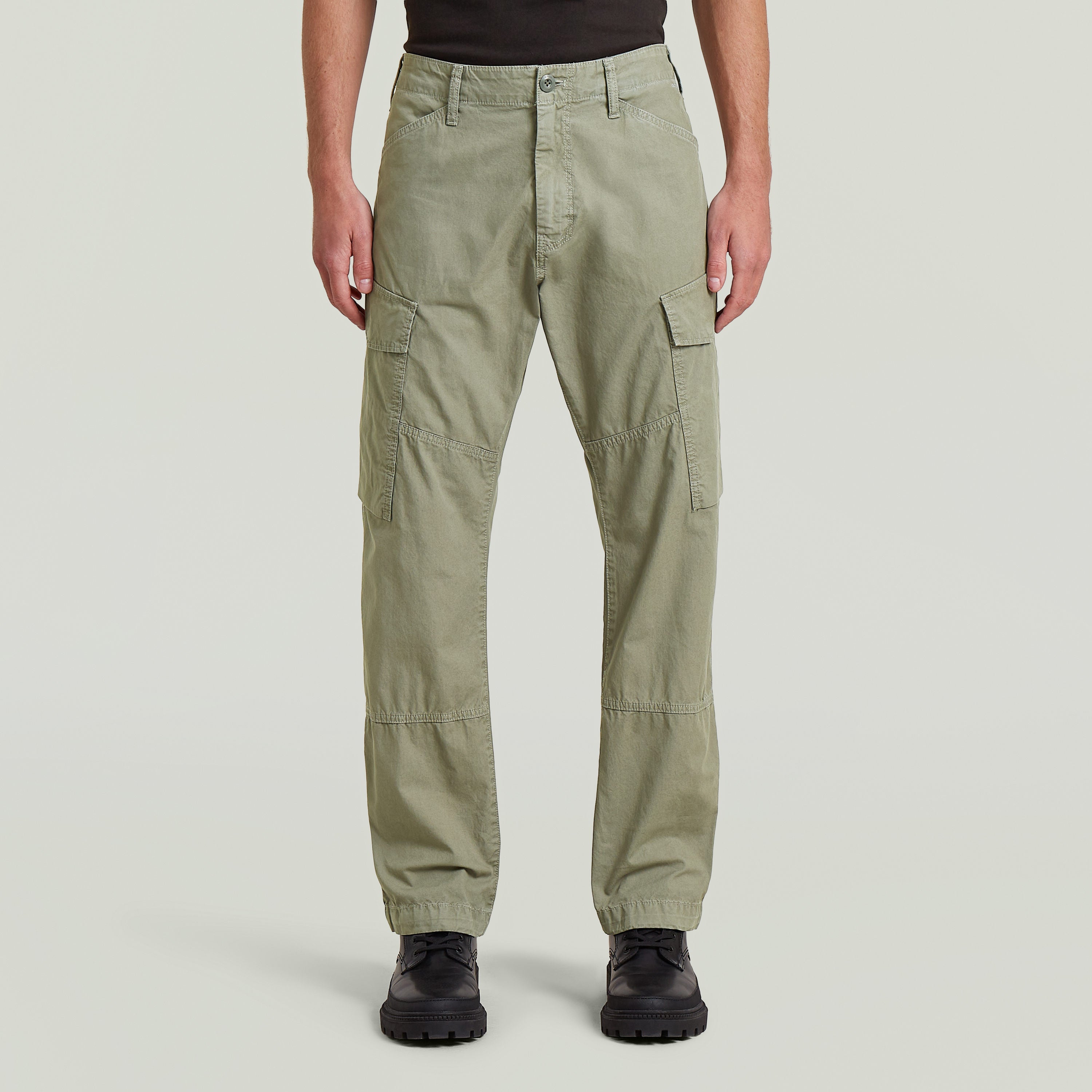 Pantalones Clean Regular Cargo, ideales como pantalones cargo regulares para el día a día, con múltiples bolsillos y diseño moderno.