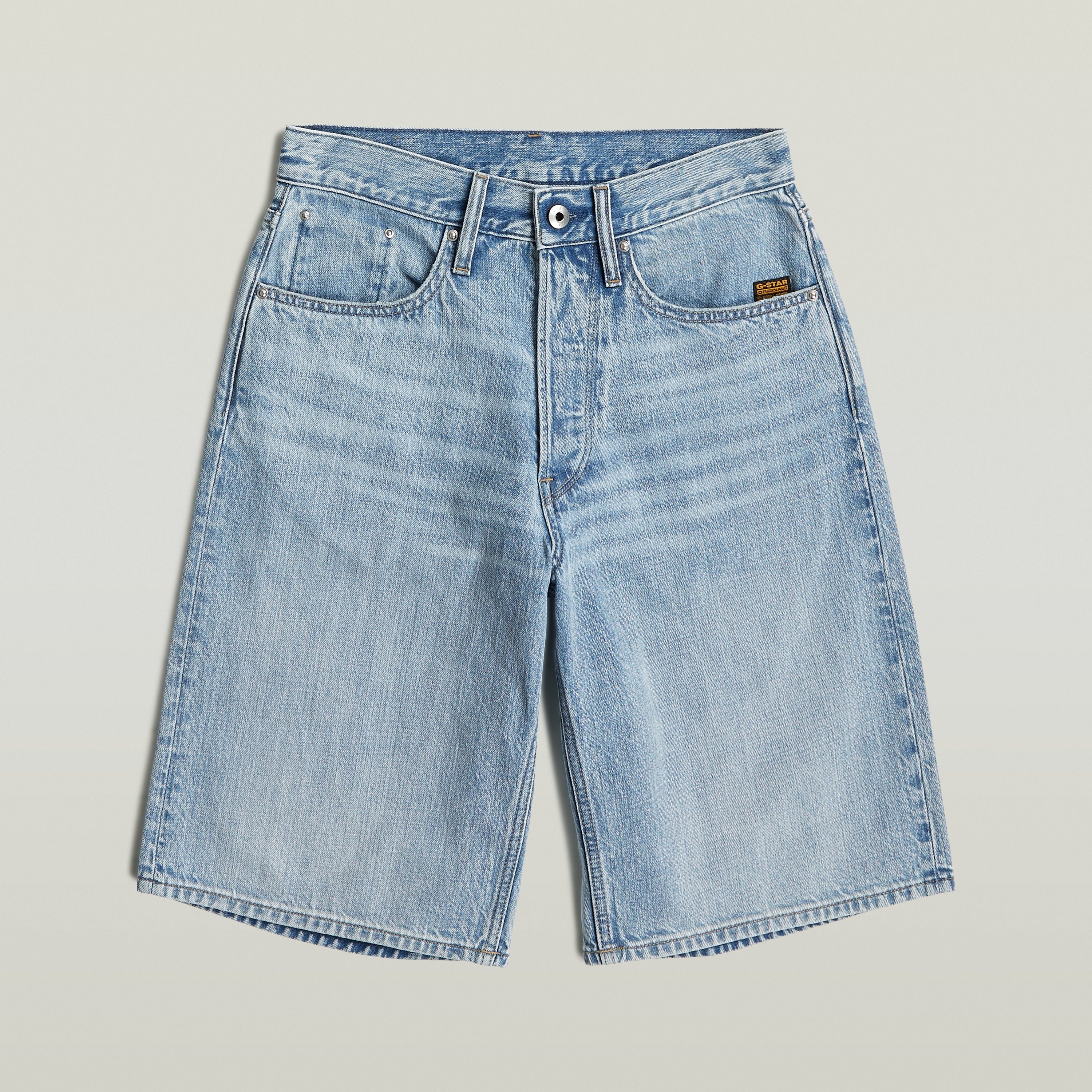 Bermuda shorts clean edge in light blue denim with a relaxed fit and classic button closure.