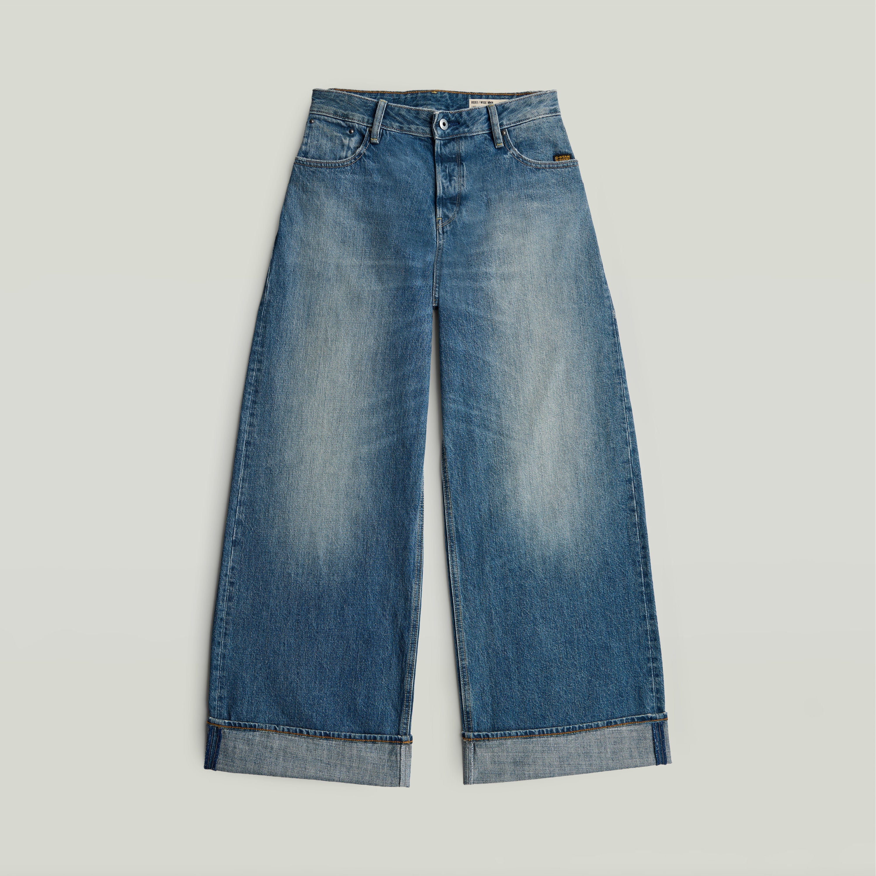 Jeans Roxx Wide, vaqueros de corte holgado y dobladillo vuelto, estilo contemporáneo.