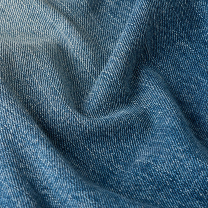 Textura de tela de los jeans Roxx Wide, con un acabado que resalta un estilo moderno y relajado.