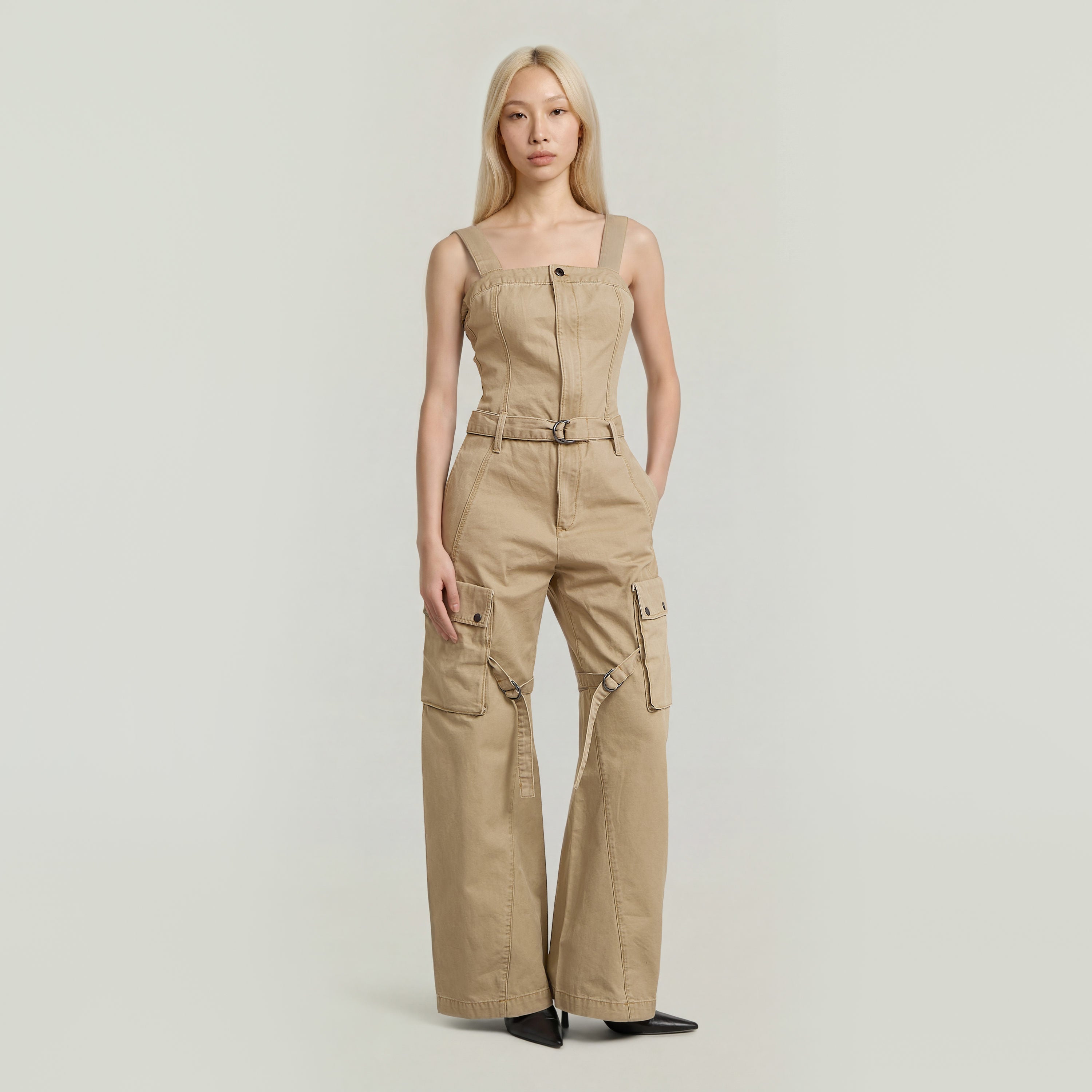 Peto alto Elevated dungaree jumpsuit en color beige con diseño racerback y cierre de botones.