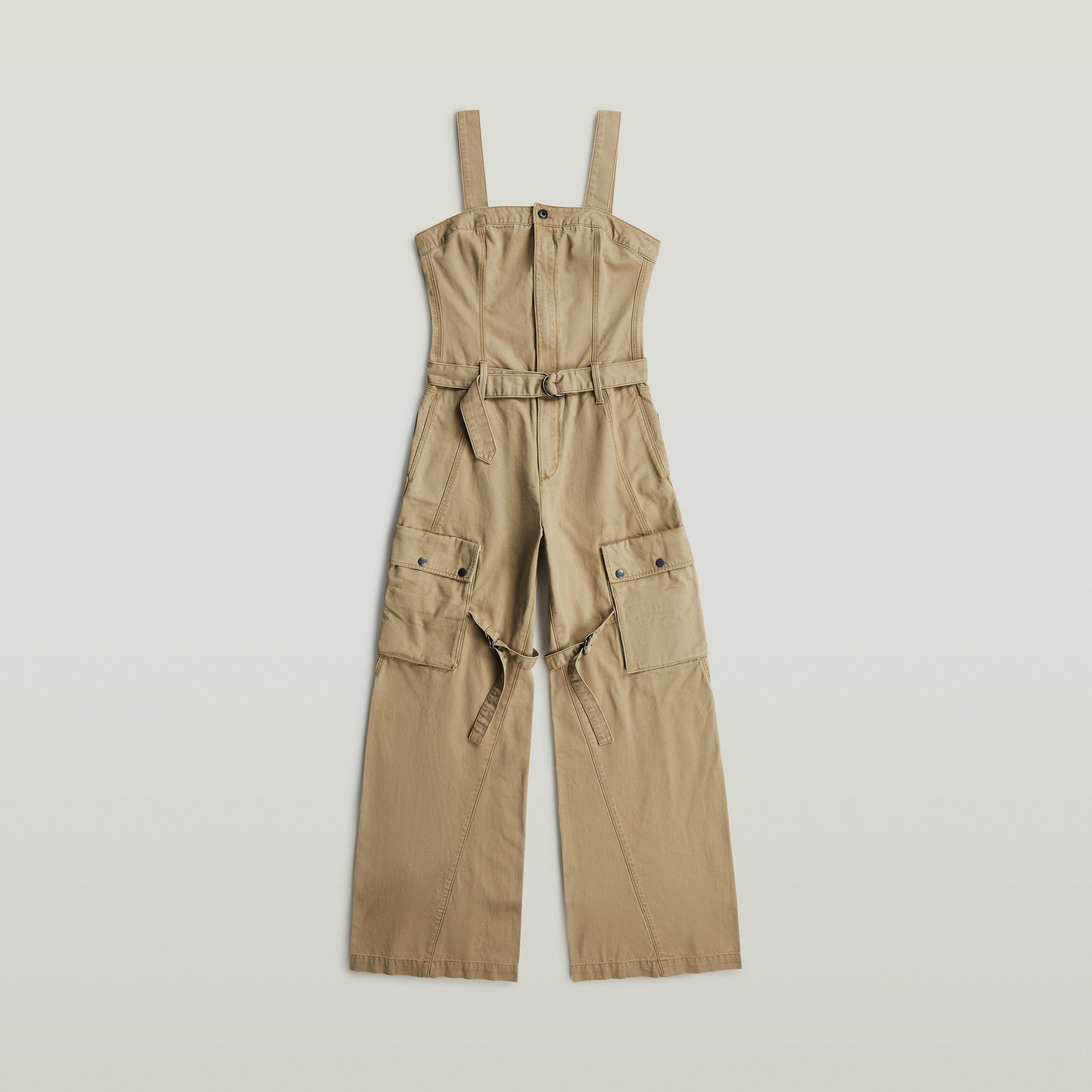 Peto alto Elevated, un elegante elevated dungaree jumpsuit en color beige con diseño racerback y cierre de botones.